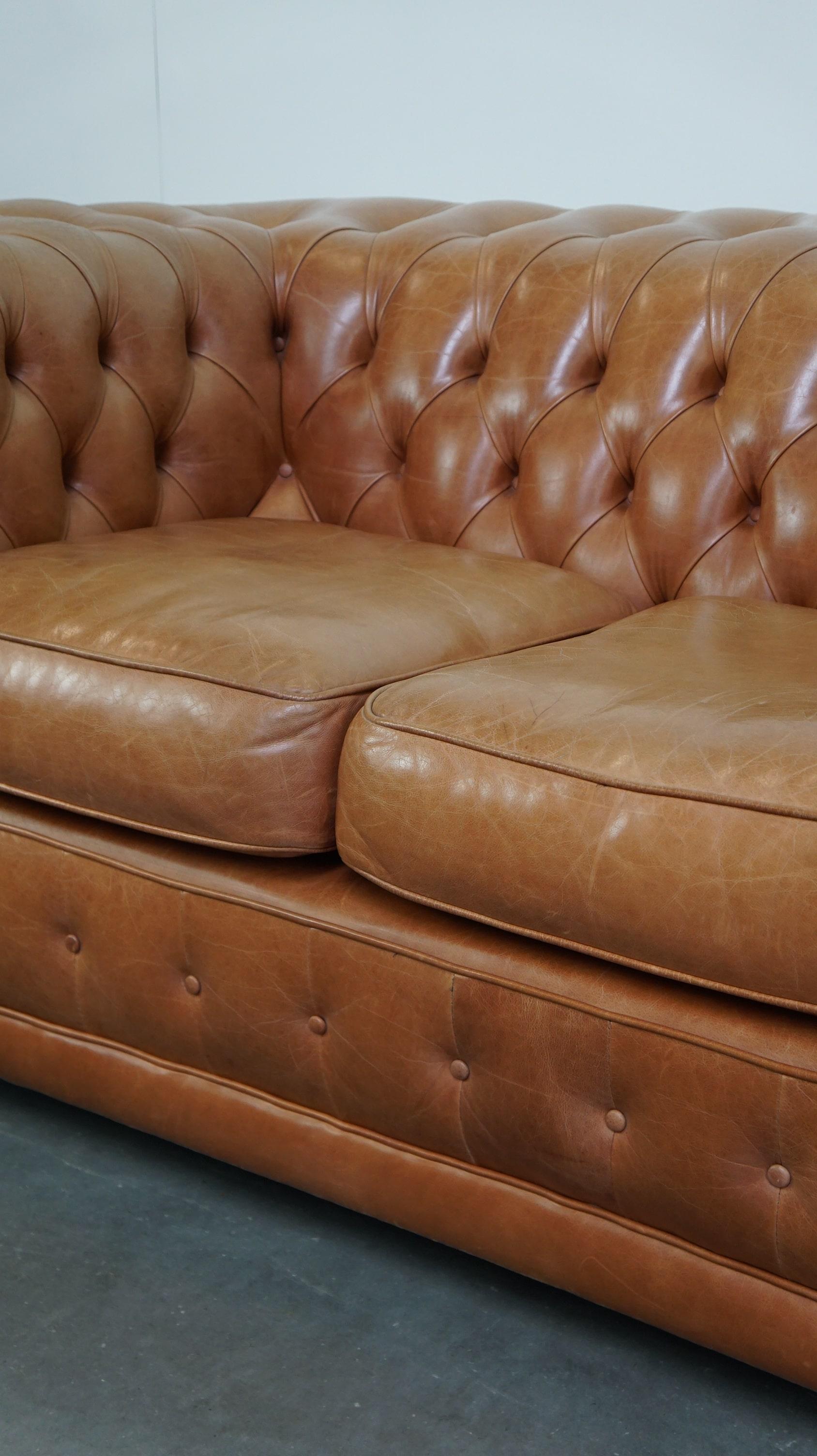Beautiful Light Brown/Cream-Colored English Leather Chesterfield 2-Seater Sofa For Sale 8