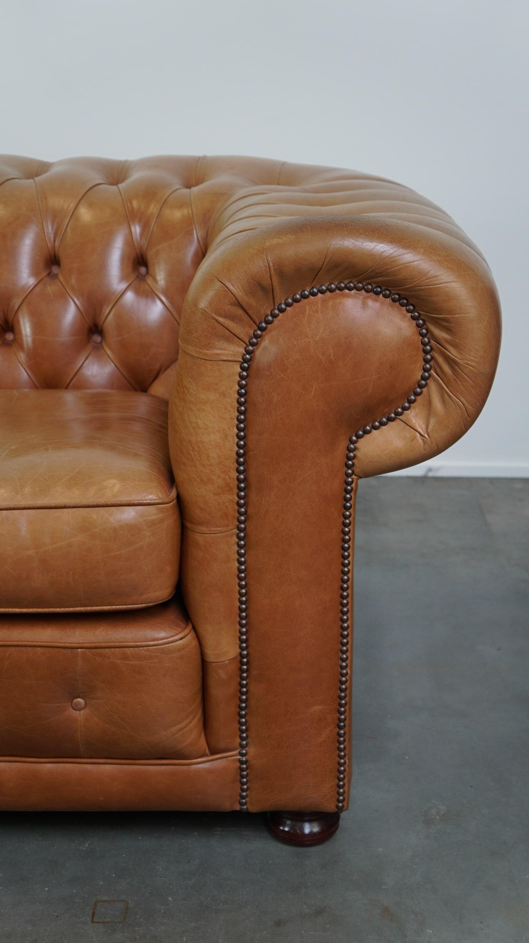 Beautiful Light Brown/Cream-Colored English Leather Chesterfield 2-Seater Sofa For Sale 9