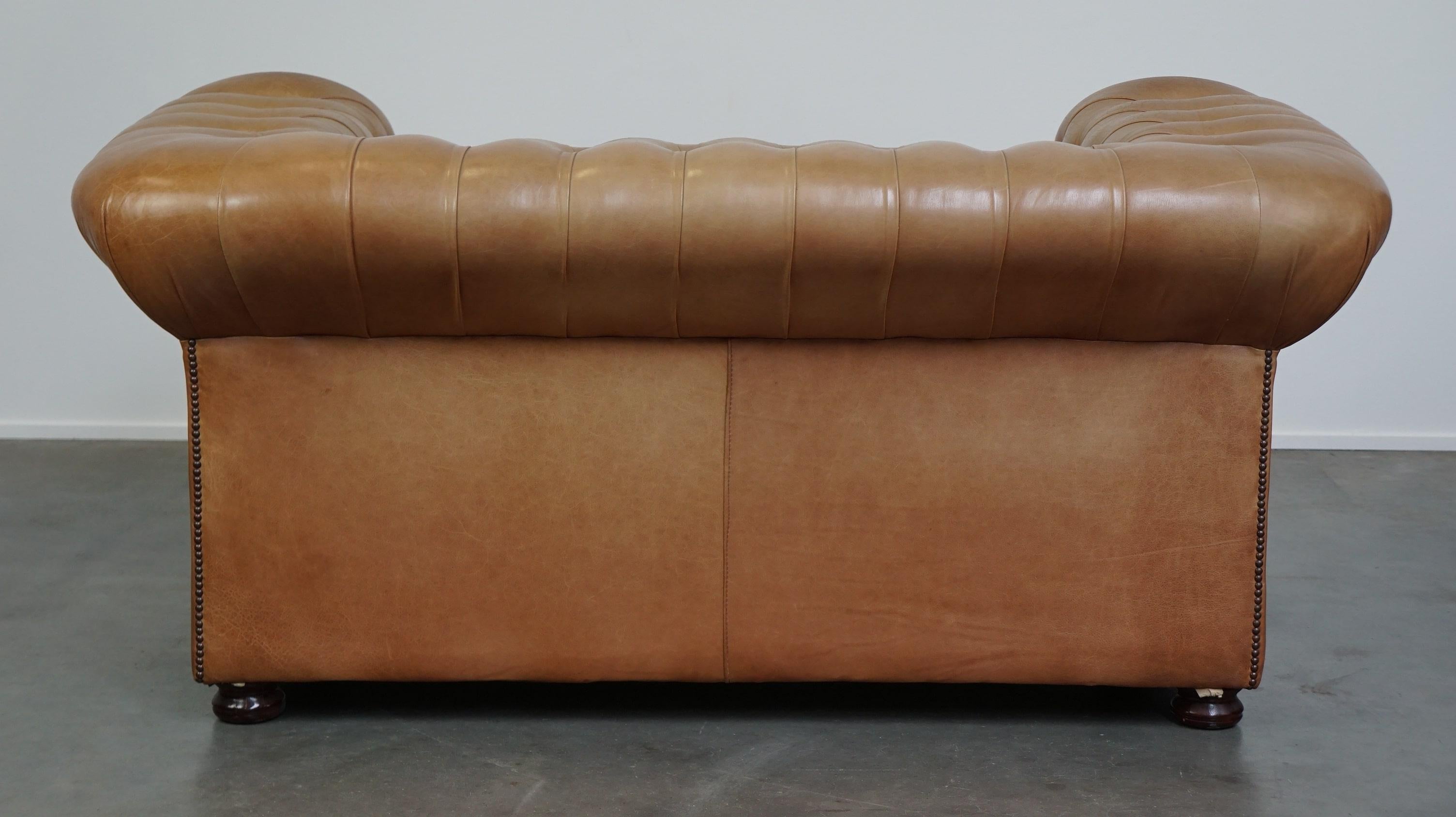Beautiful Light Brown/Cream-Colored English Leather Chesterfield 2-Seater Sofa In Good Condition For Sale In Harderwijk, NL