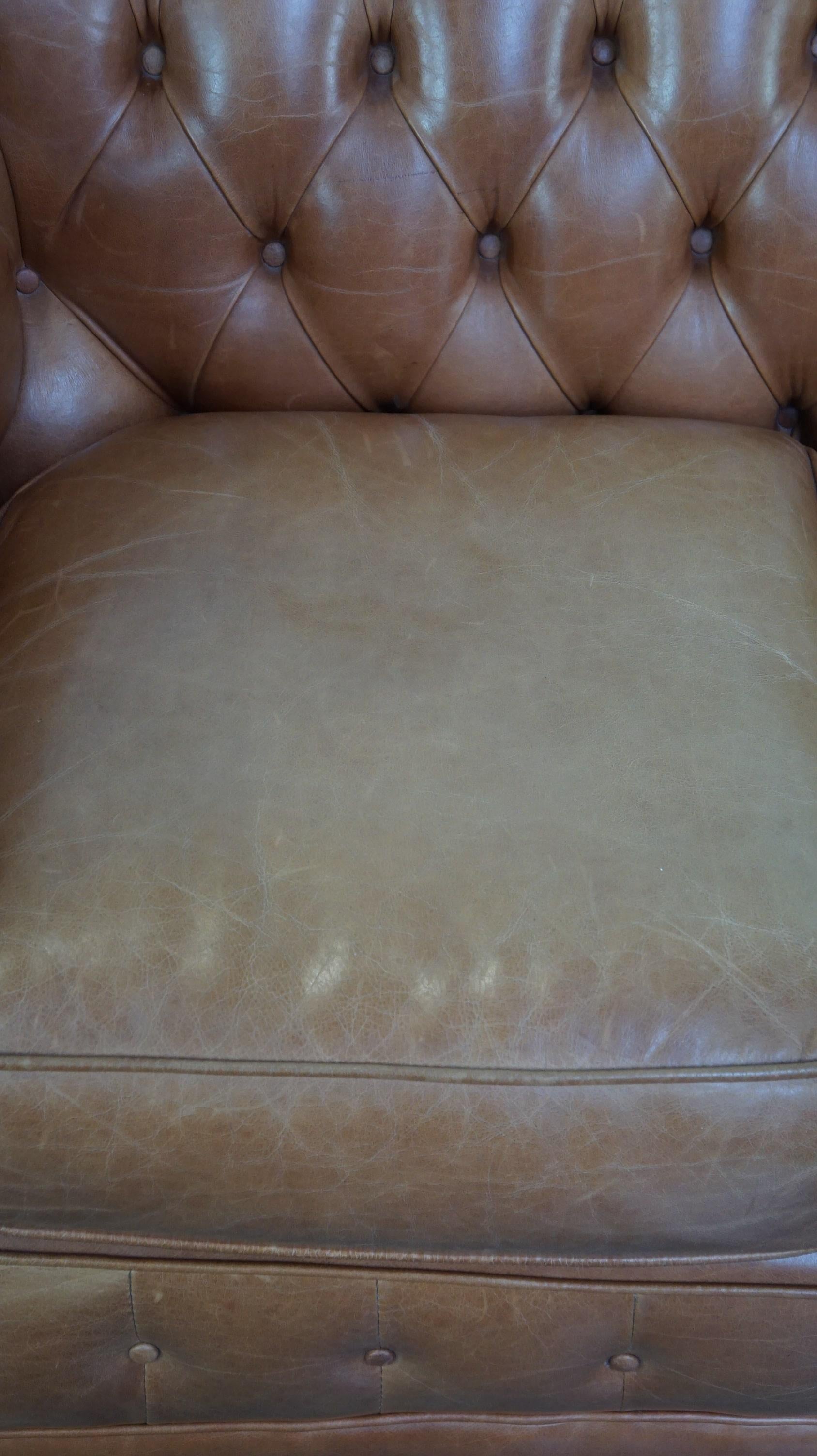 Beautiful Light Brown/Cream-Colored English Leather Chesterfield 2-Seater Sofa For Sale 1