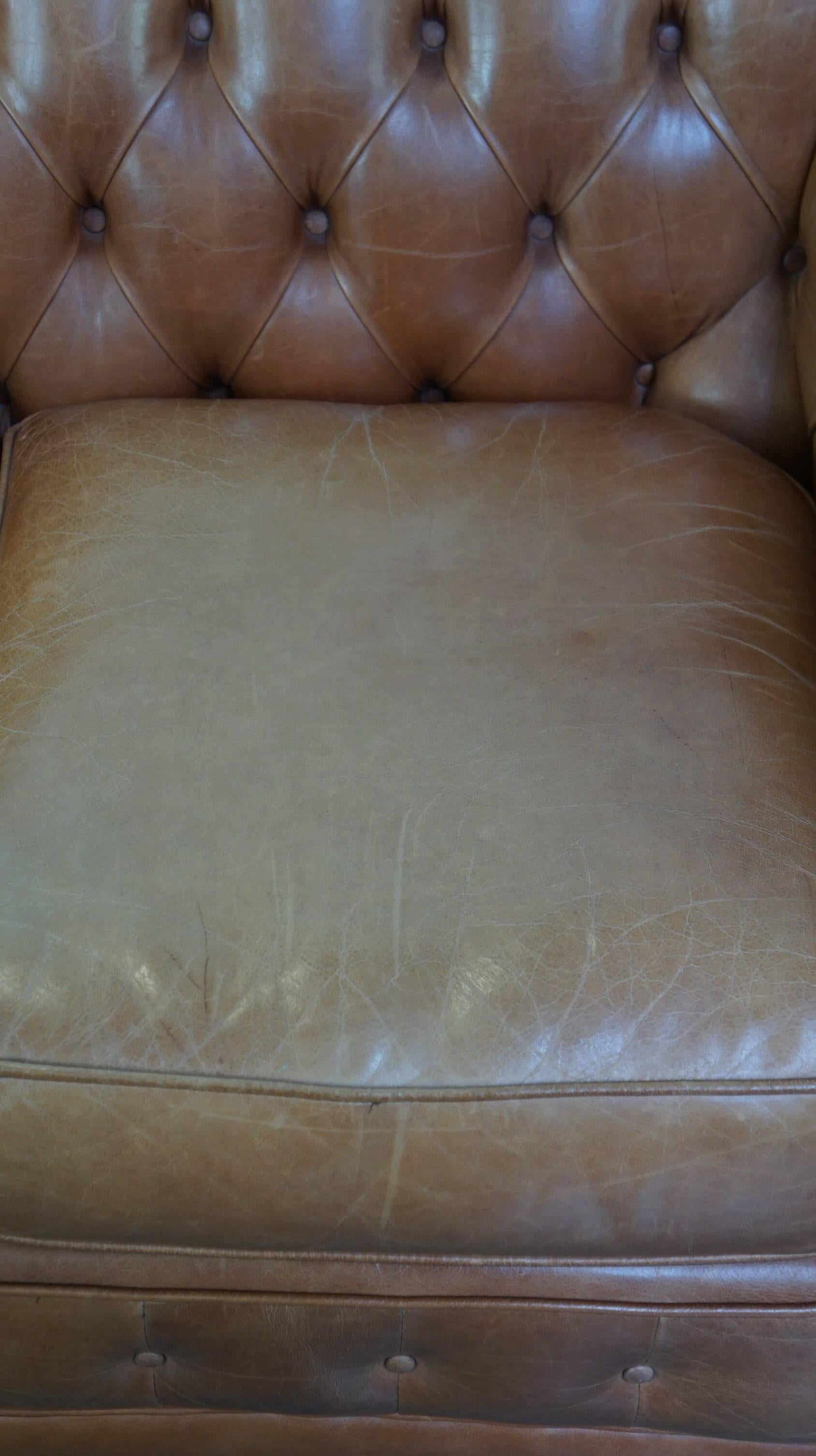 Beautiful Light Brown/Cream-Colored English Leather Chesterfield 2-Seater Sofa For Sale 2