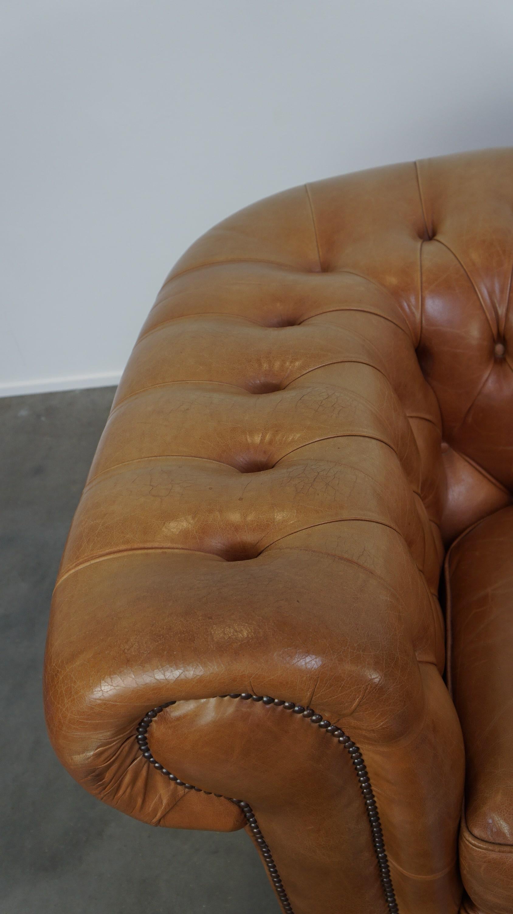 Beautiful Light Brown/Cream-Colored English Leather Chesterfield 2-Seater Sofa For Sale 3