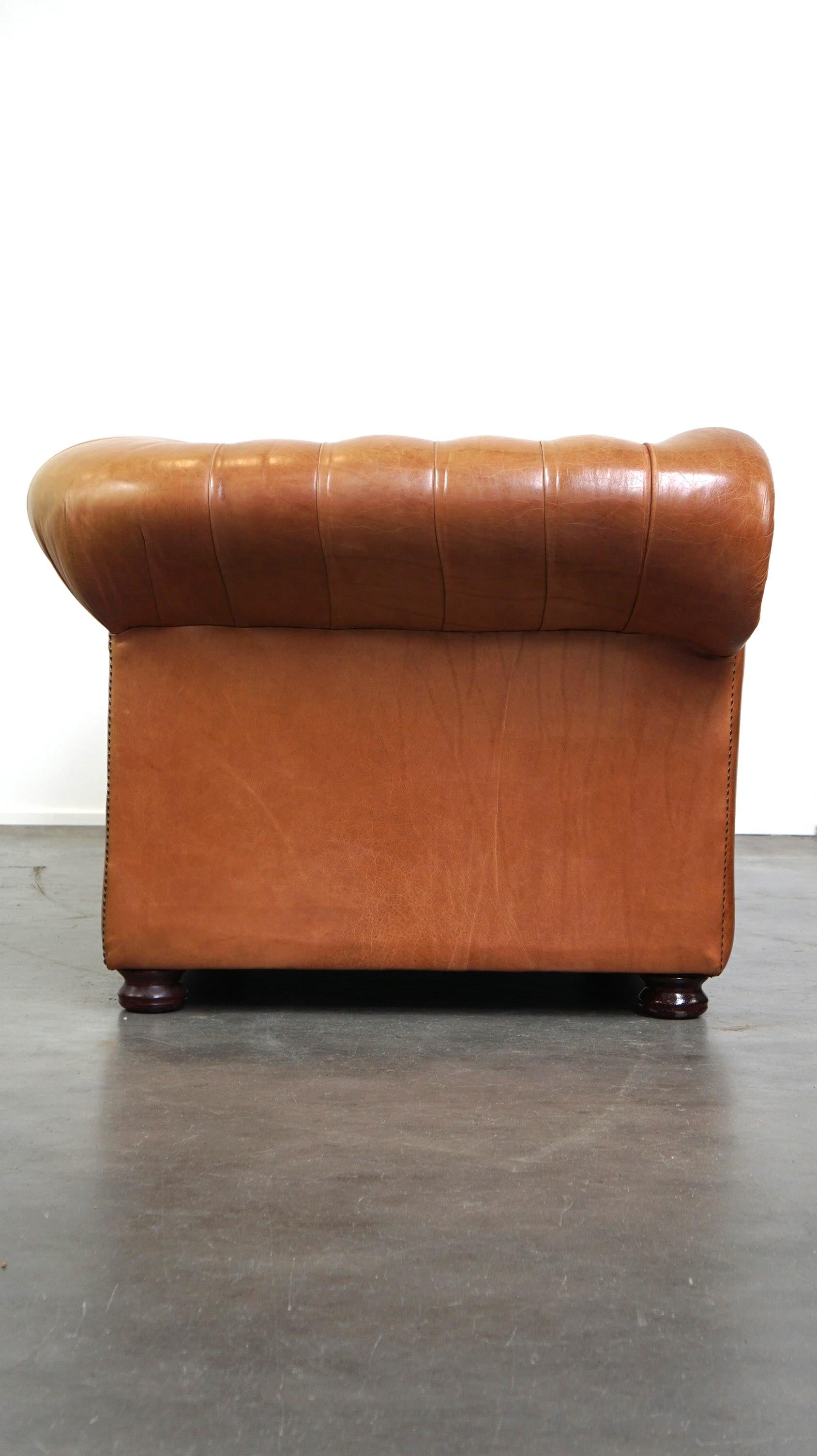 Ein wunderschönes Chesterfield-Sofa ist ein absolutes Muss in Ihrem Zuhause, nicht wahr? Dieses exquisite englische Chesterfield-Sofa aus Rindsleder hat durch seine Farbe ein schönes, luxuriöses Aussehen und bietet einen hervorragenden Sitzkomfort.