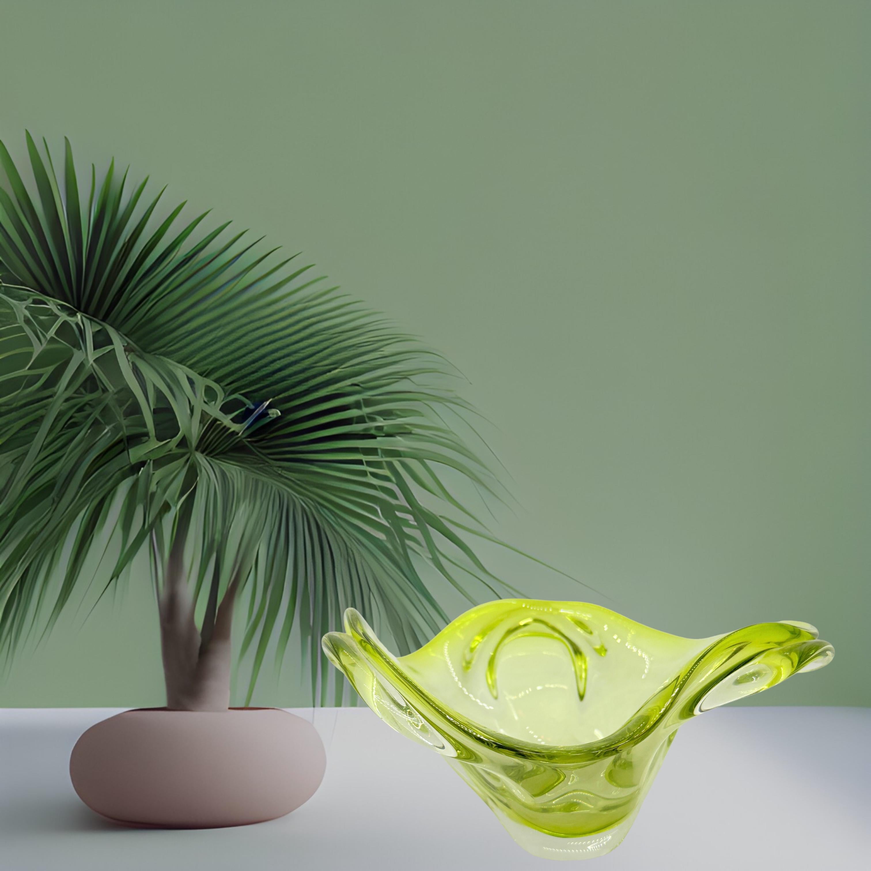 Gorgeous hand blown Murano art glass piece with Sommerso and bullicante techniques. A beautiful organic shaped bowl, catchall or centrepiece, Venice, Murano, Italy, 1970s. Colors are a lime green and clear. A nice addition to any room.