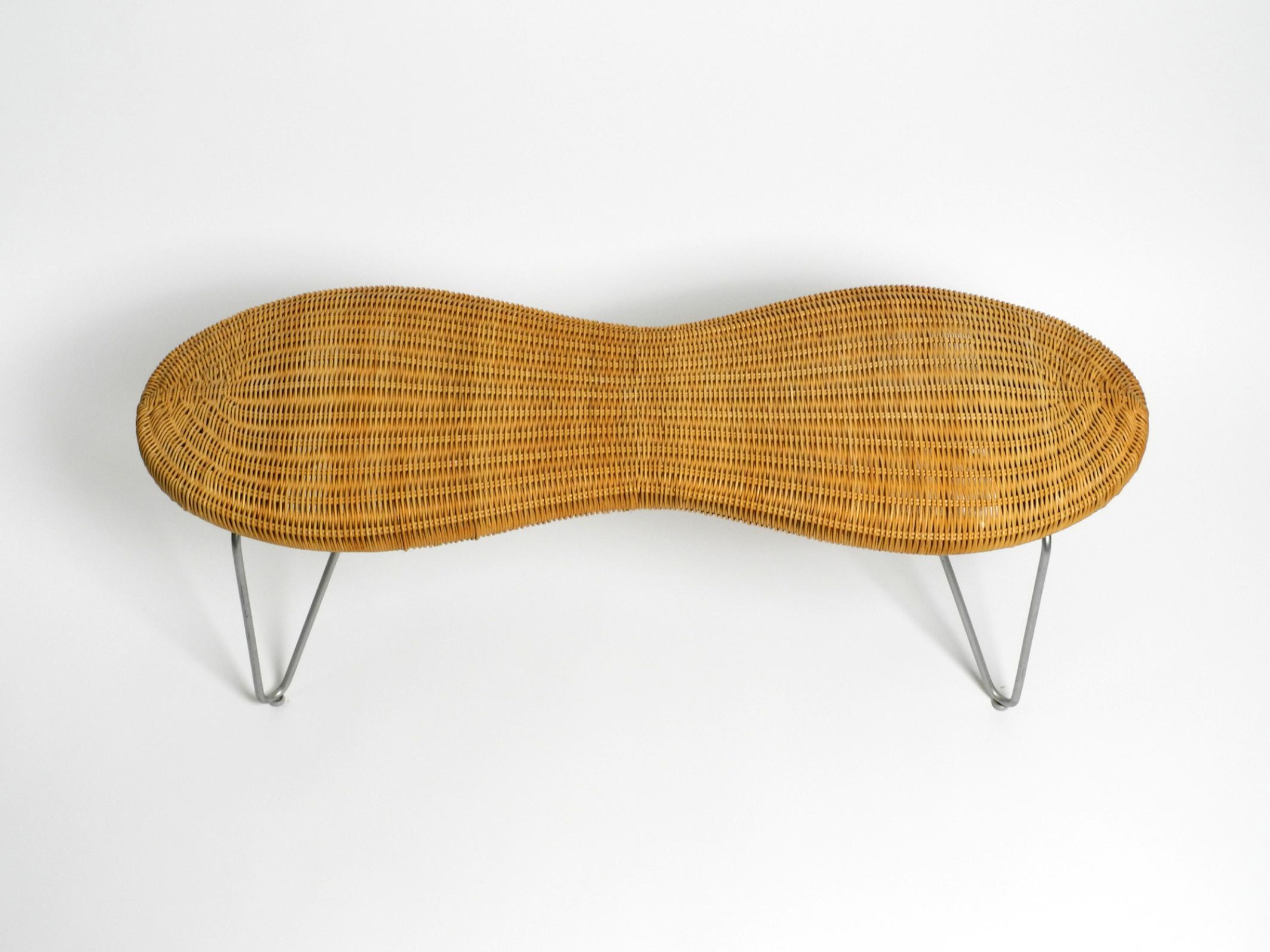 Magnifique banc en rotin original et limité d'Ikea 1999.
Le banc a la forme d'une coquille de cacahuète. Un grand design suédois.
Structure en bambou et bois massif, assise en rotin tressé.
Pieds en métal pour le serrage.
Très bien conservé et sans