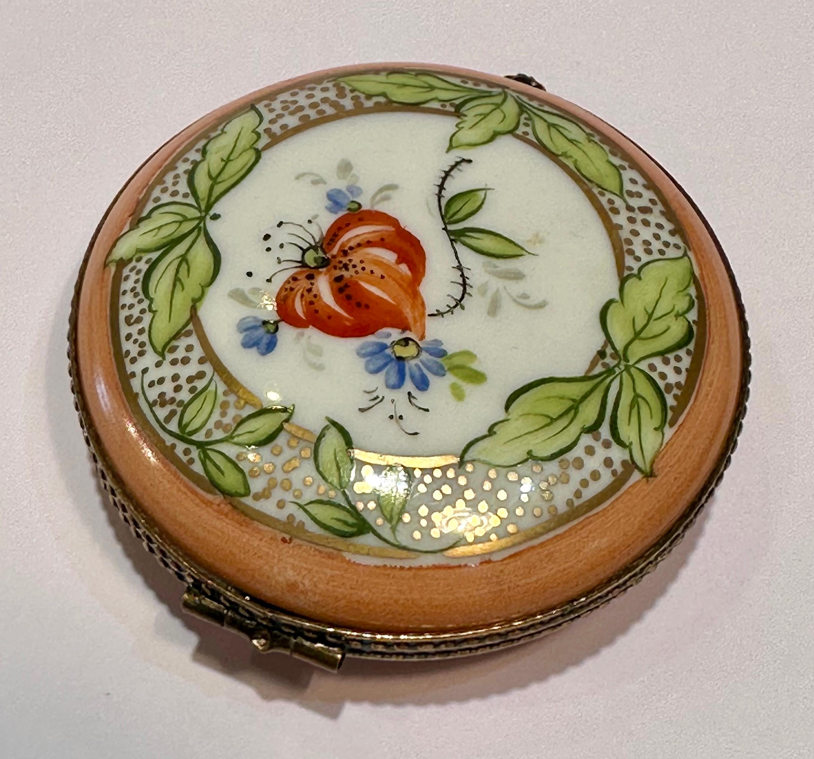 Beautiful Limoges France Hand Painted Porcelain Circular Shaped Trinket Box  In Good Condition For Sale In Tustin, CA