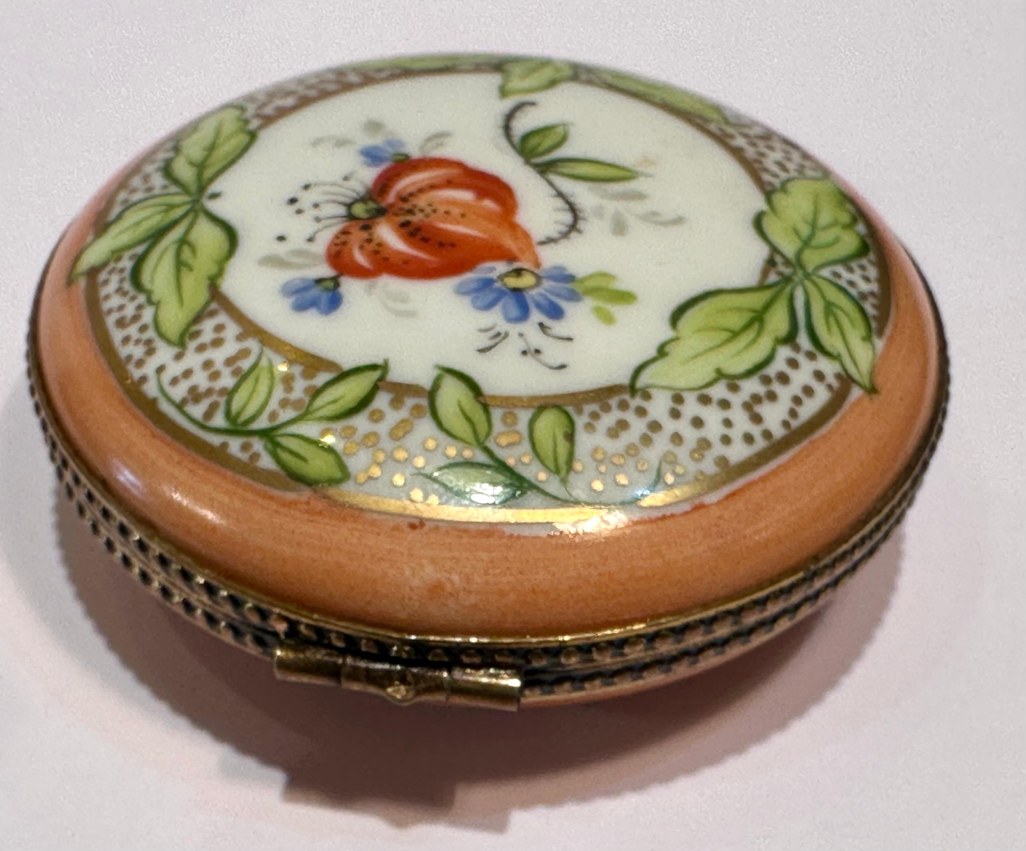 Schöne Limoges Frankreich Hand gemalt Porzellan kreisförmig geformt Trinket Box  (20. Jahrhundert) im Angebot