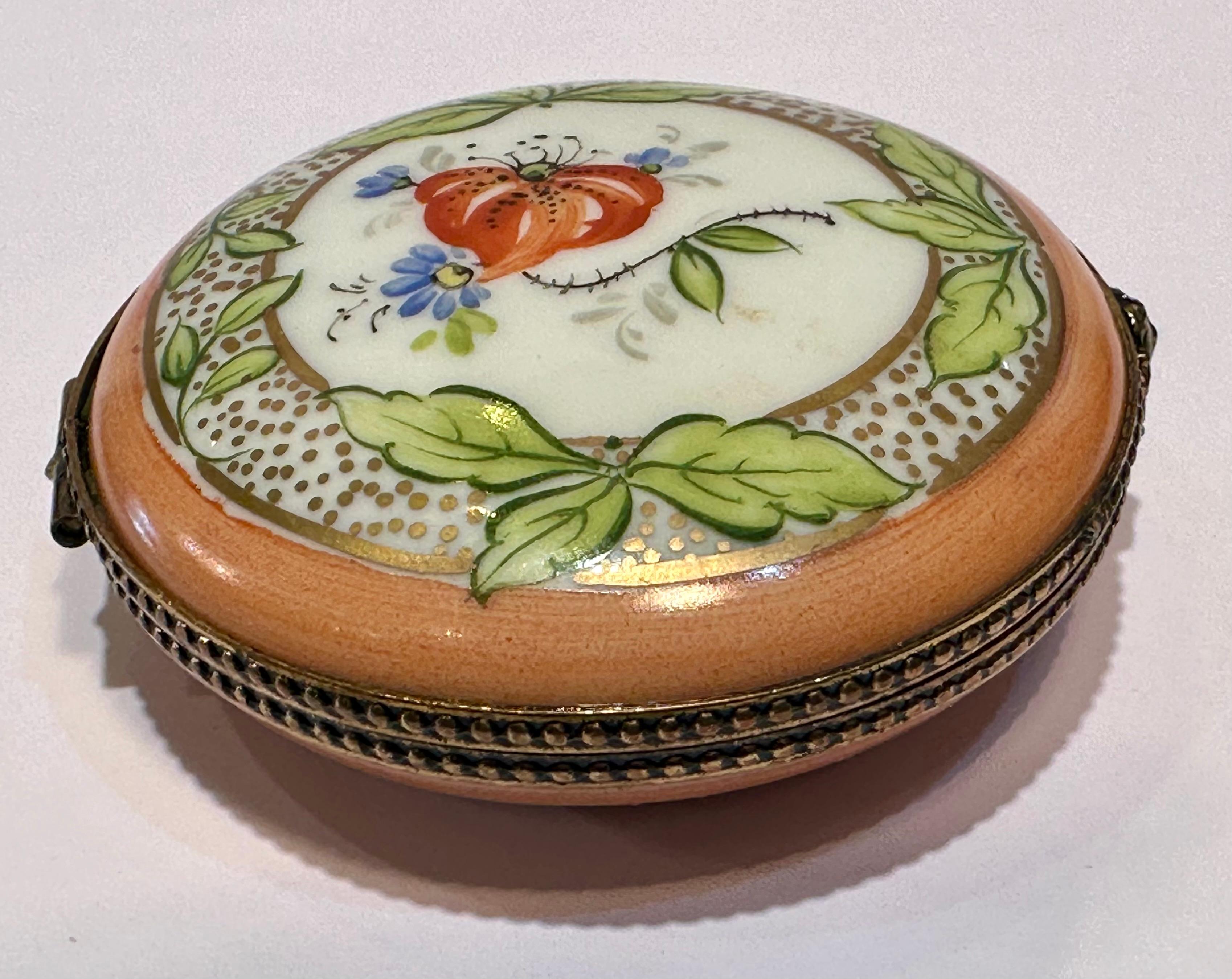 Beautiful Limoges France Hand Painted Porcelain Circular Shaped Trinket Box  In Good Condition For Sale In Tustin, CA