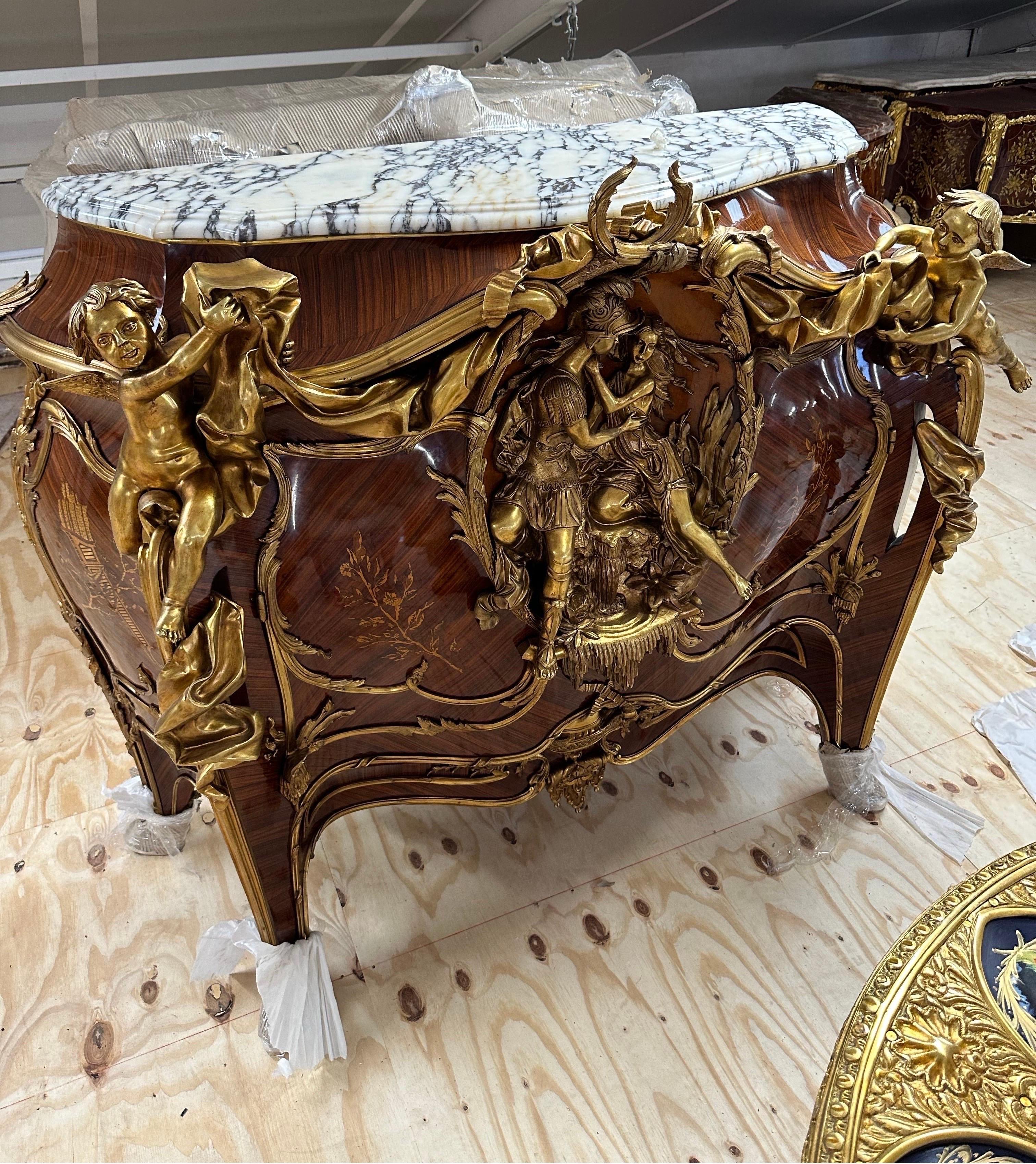 Schönes, in Bronze gefasstes Buffet mit Linke Louis XV.-Motiv  (20. Jahrhundert) im Angebot