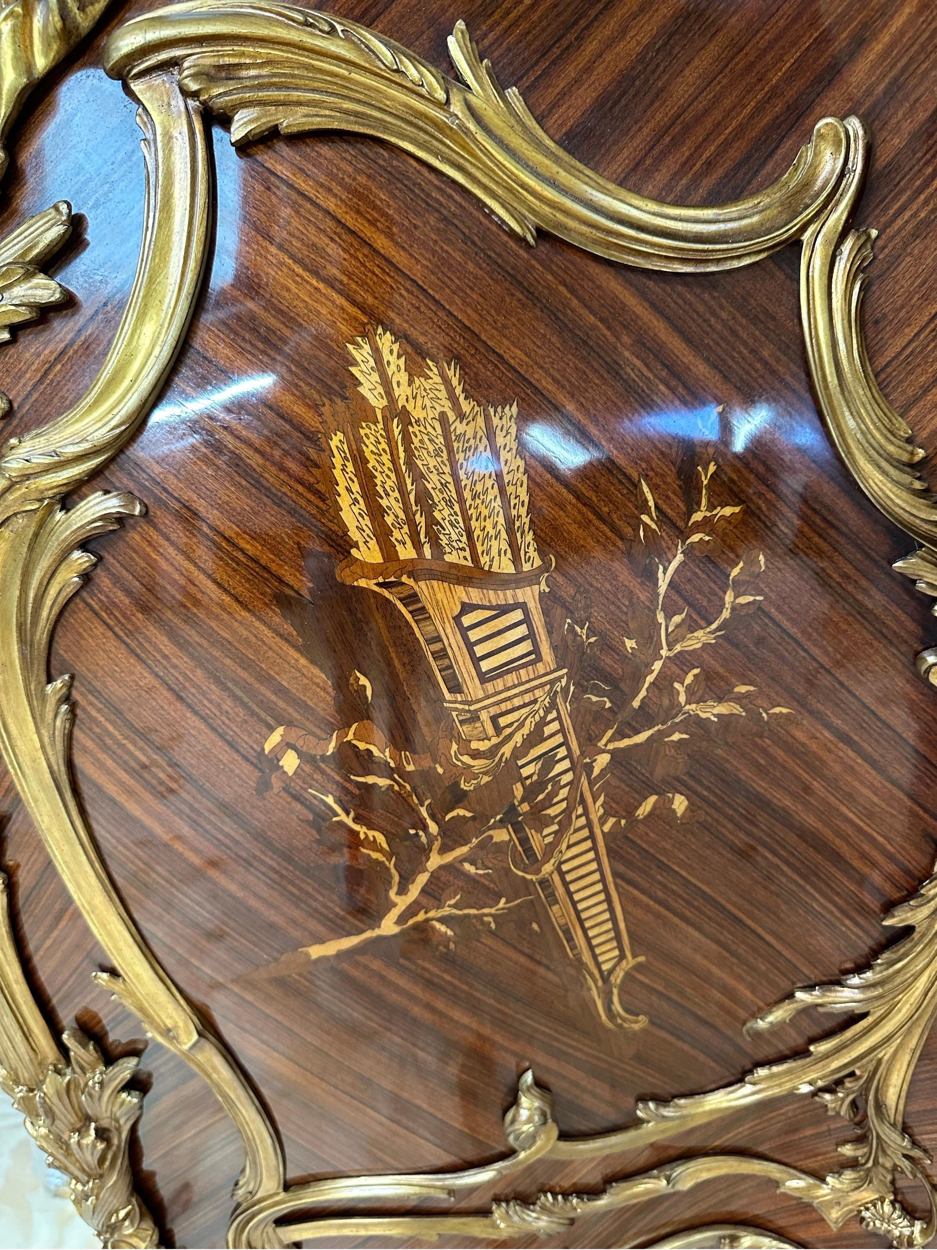 Schönes, in Bronze gefasstes Buffet mit Linke Louis XV.-Motiv  im Angebot 1