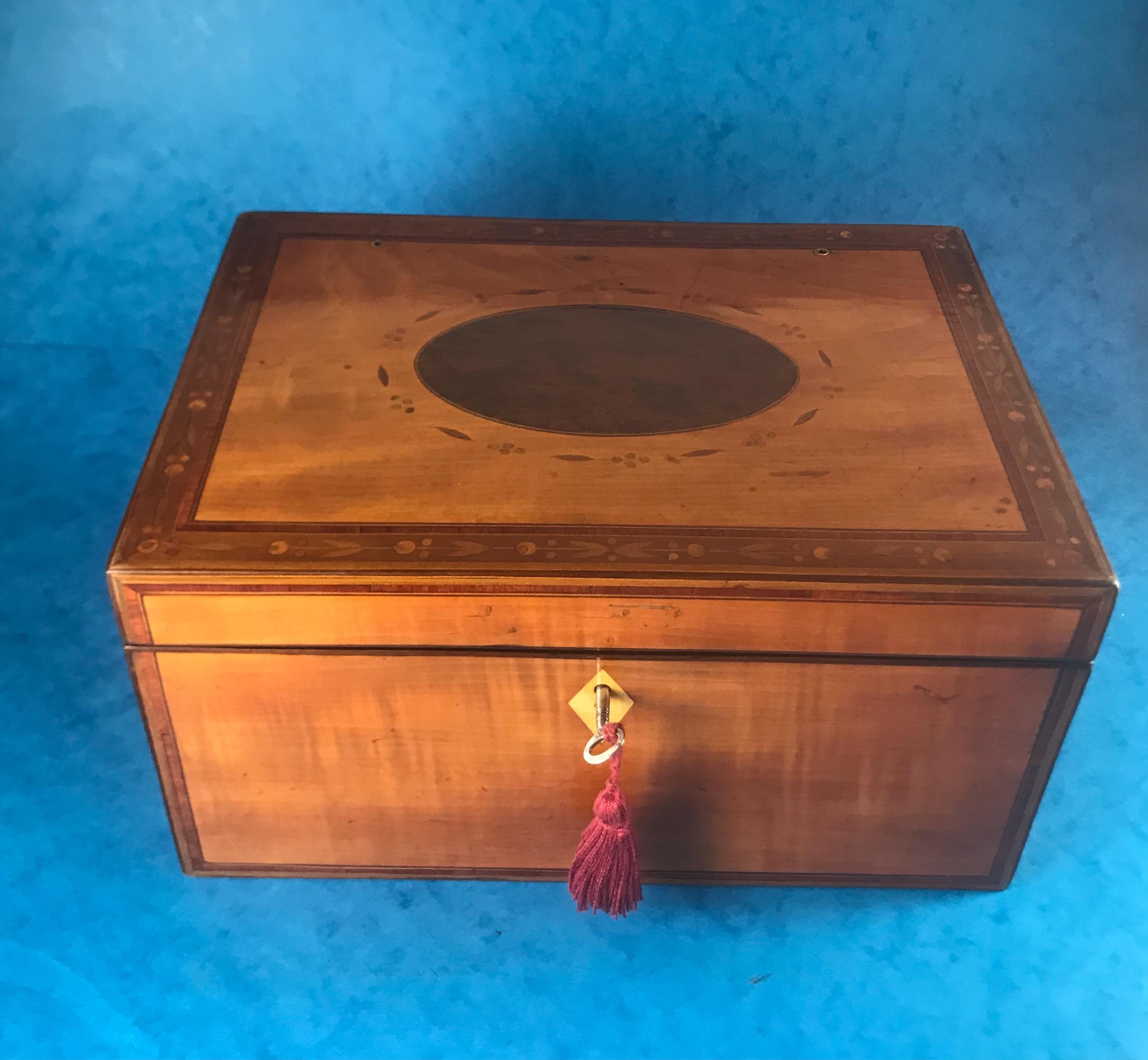 Beautiful Little 18th Century 1790 Sheraton Writing Slope For Sale 11