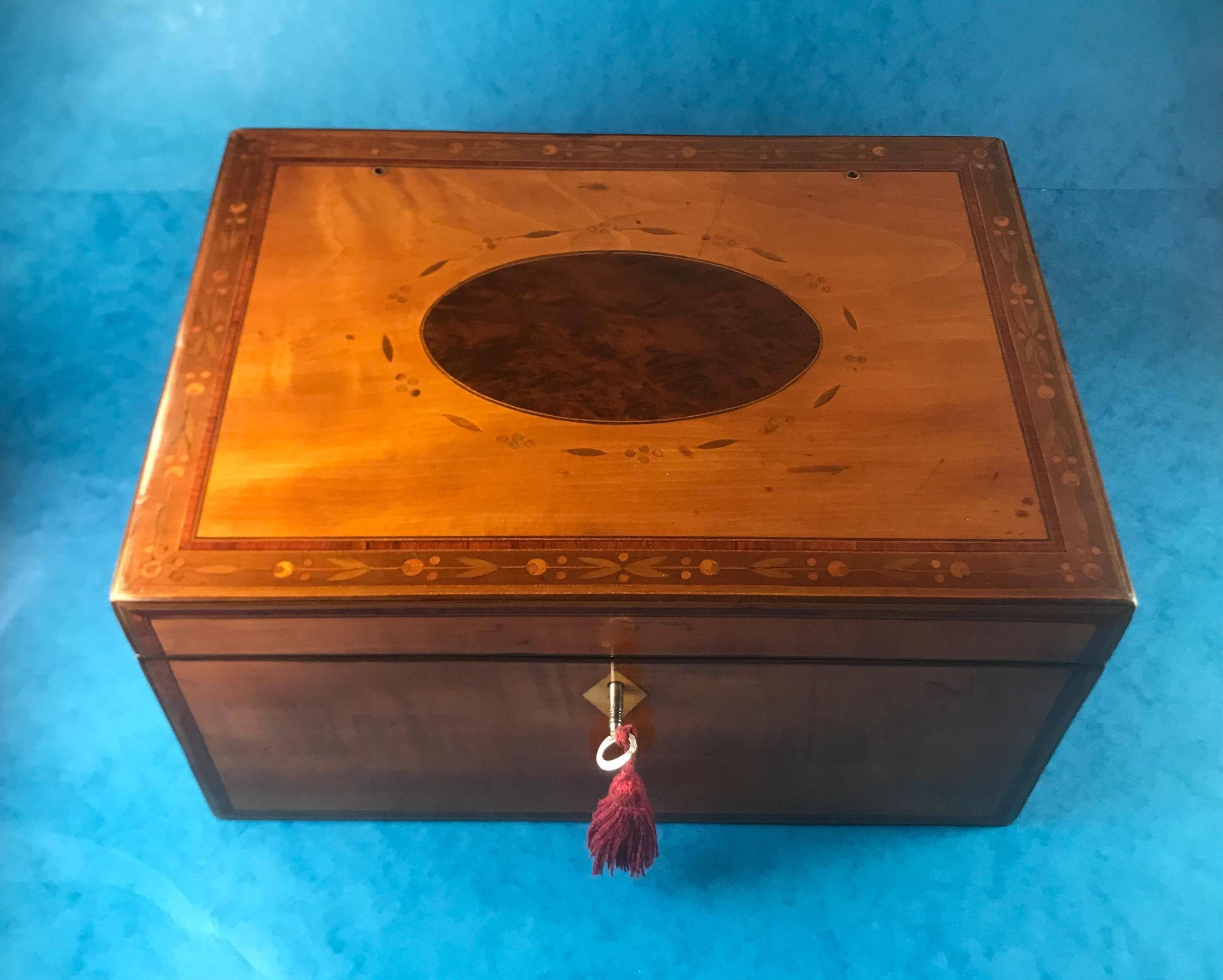 Beautiful Little 18th Century 1790 Sheraton Writing Slope In Good Condition For Sale In Windsor, Berkshire