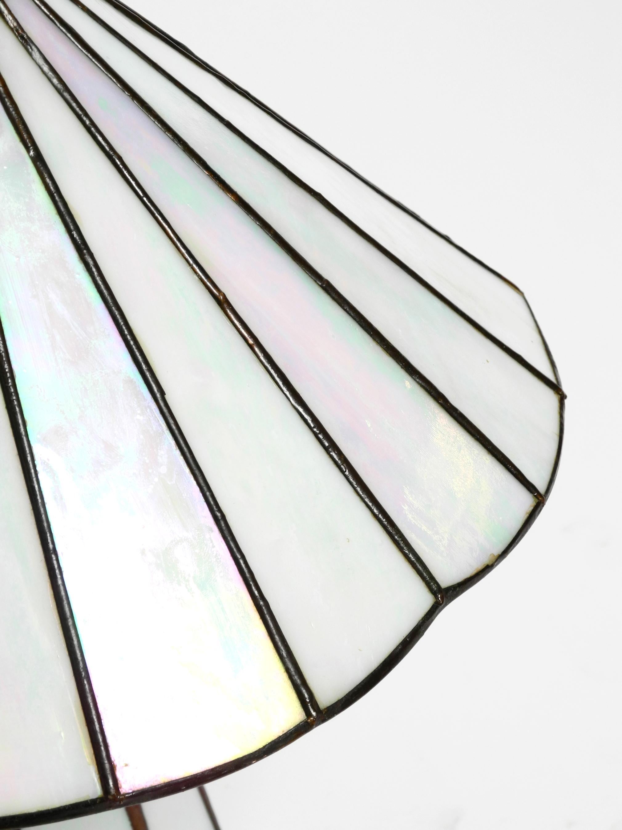 Beautiful Little 70s Tiffany Design Table Lamp Made of Mother-of-pearl Glass In Good Condition In München, DE