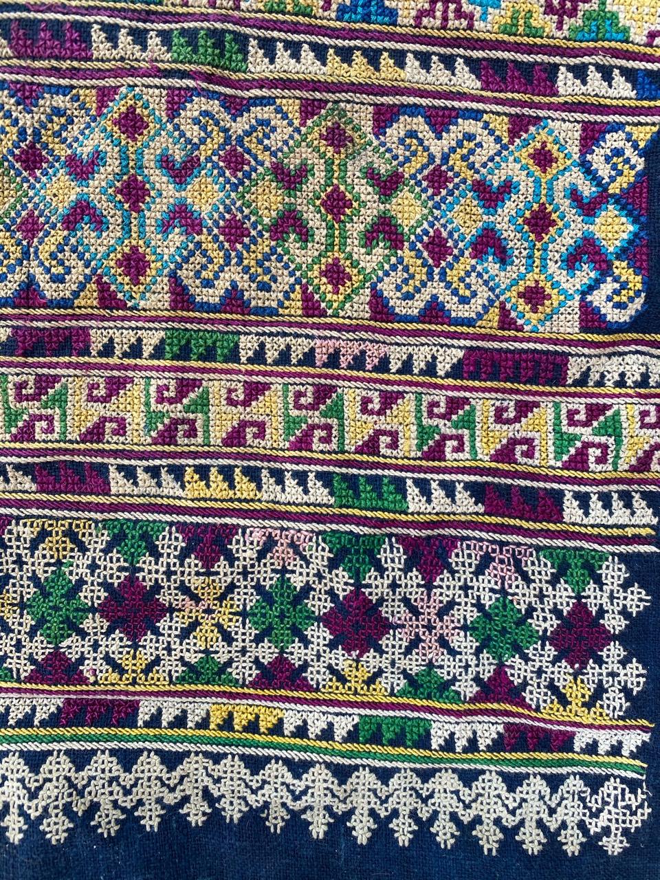 Très belle broderie du début du 20e siècle avec un motif tribal et de belles couleurs, entièrement brodée à la main avec de la soie sur du coton.