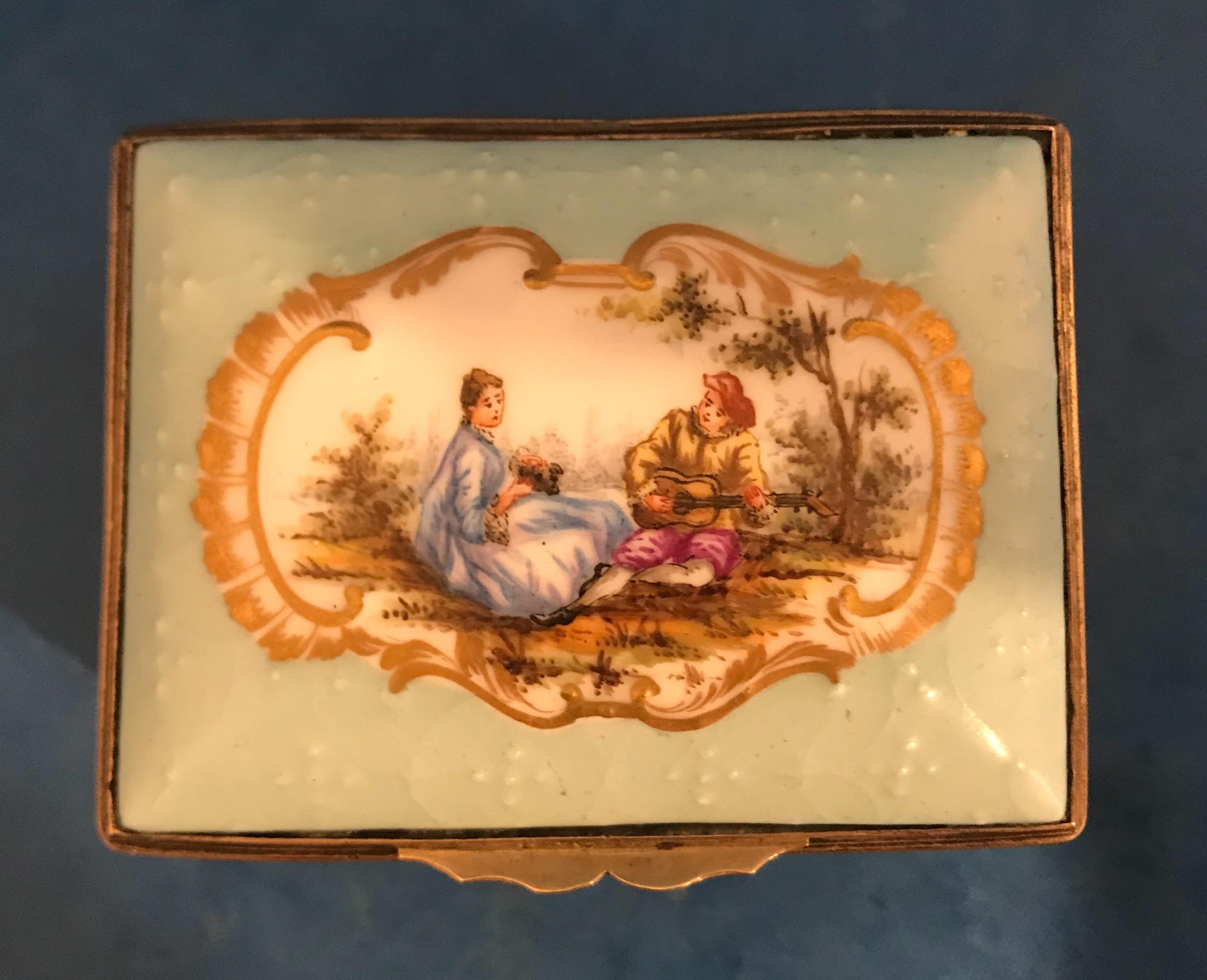 Beautiful Little French 1780 Painted Porcelain Box In Good Condition For Sale In Windsor, Berkshire