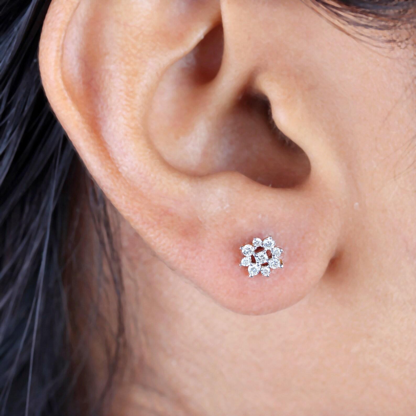 Taglio brillante Bellissimi orecchini a perno in oro giallo 14k con diamanti naturali per donna. in vendita