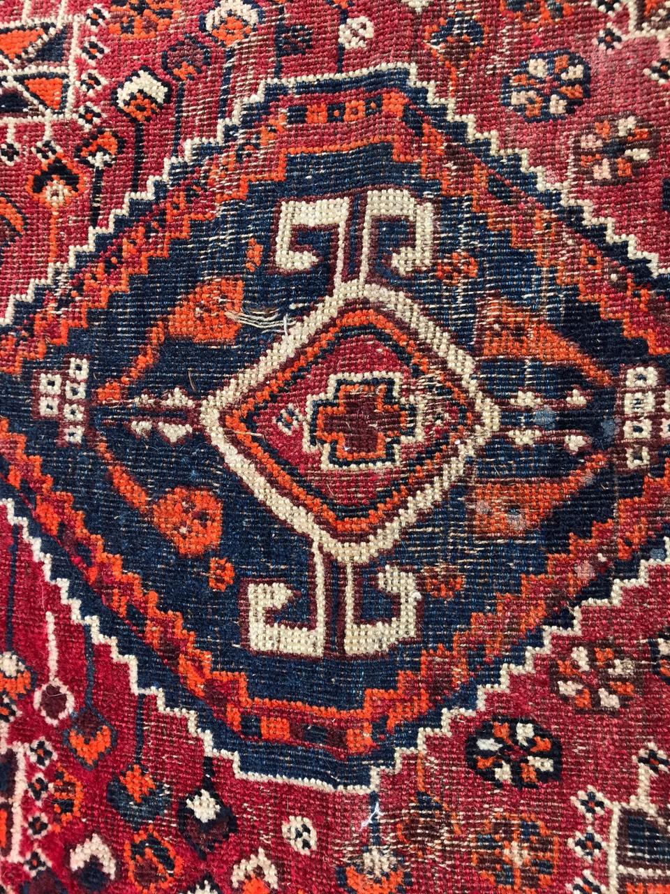 Bobyrug’s Beautiful Little Vintage Shiraz Rug In Fair Condition For Sale In Saint Ouen, FR