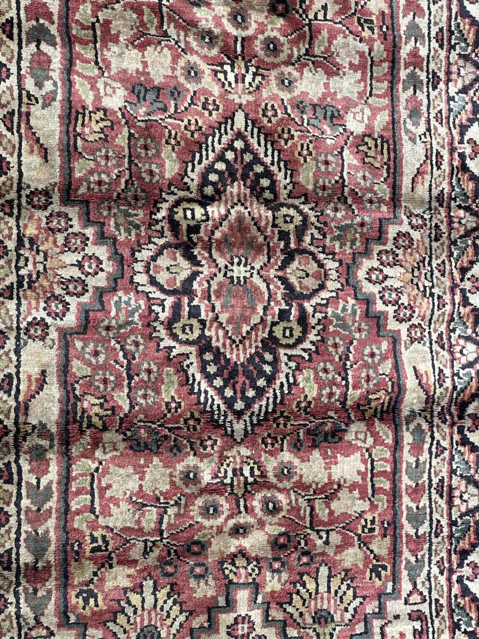 Nice 20th century silk Pakistani rug with beautiful floral design and nice colours with a pink field, white, green, yellow and a navy blue, entirely and finely hand knotted with silk on cotton foundation.

✨✨✨
