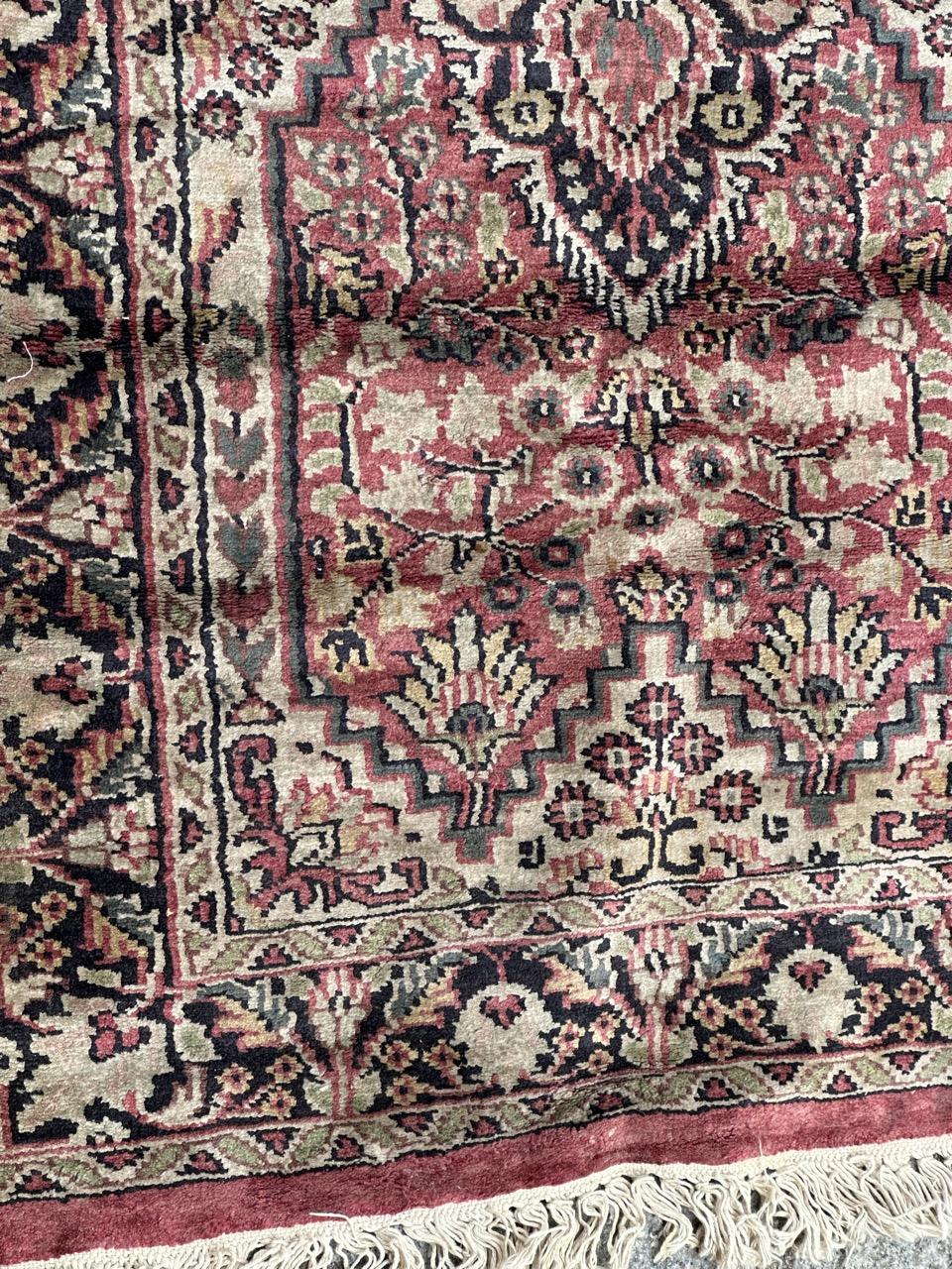 Agra Le beau petit tapis pakistanais vintage en soie de Bobyrug  en vente