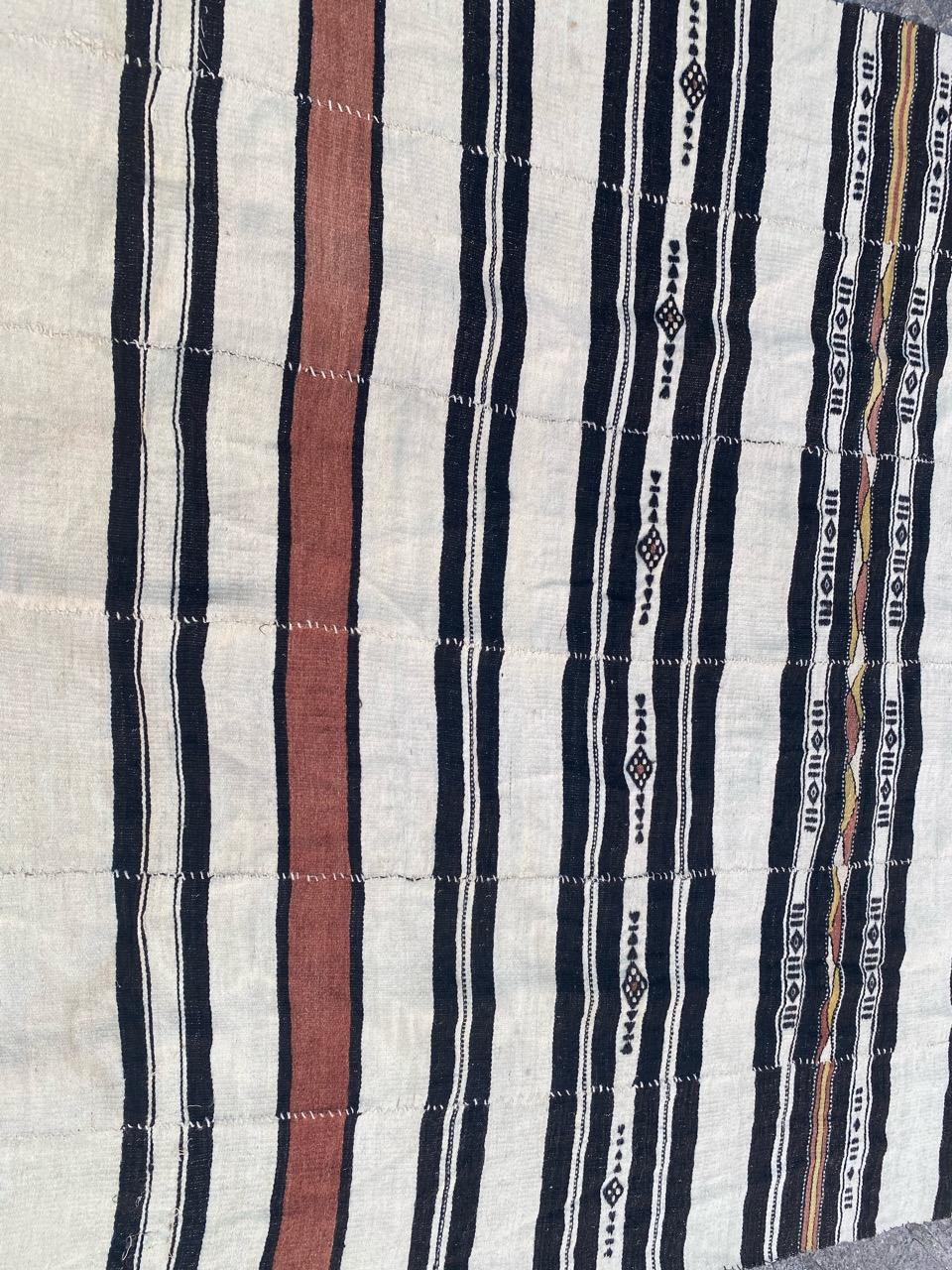 Very beautiful early 20th century long Malian soft Kilim with a tribal geometrical design and light colors with white, black and orange, entirely hand woven with wool on wool foundation.

✨✨✨
