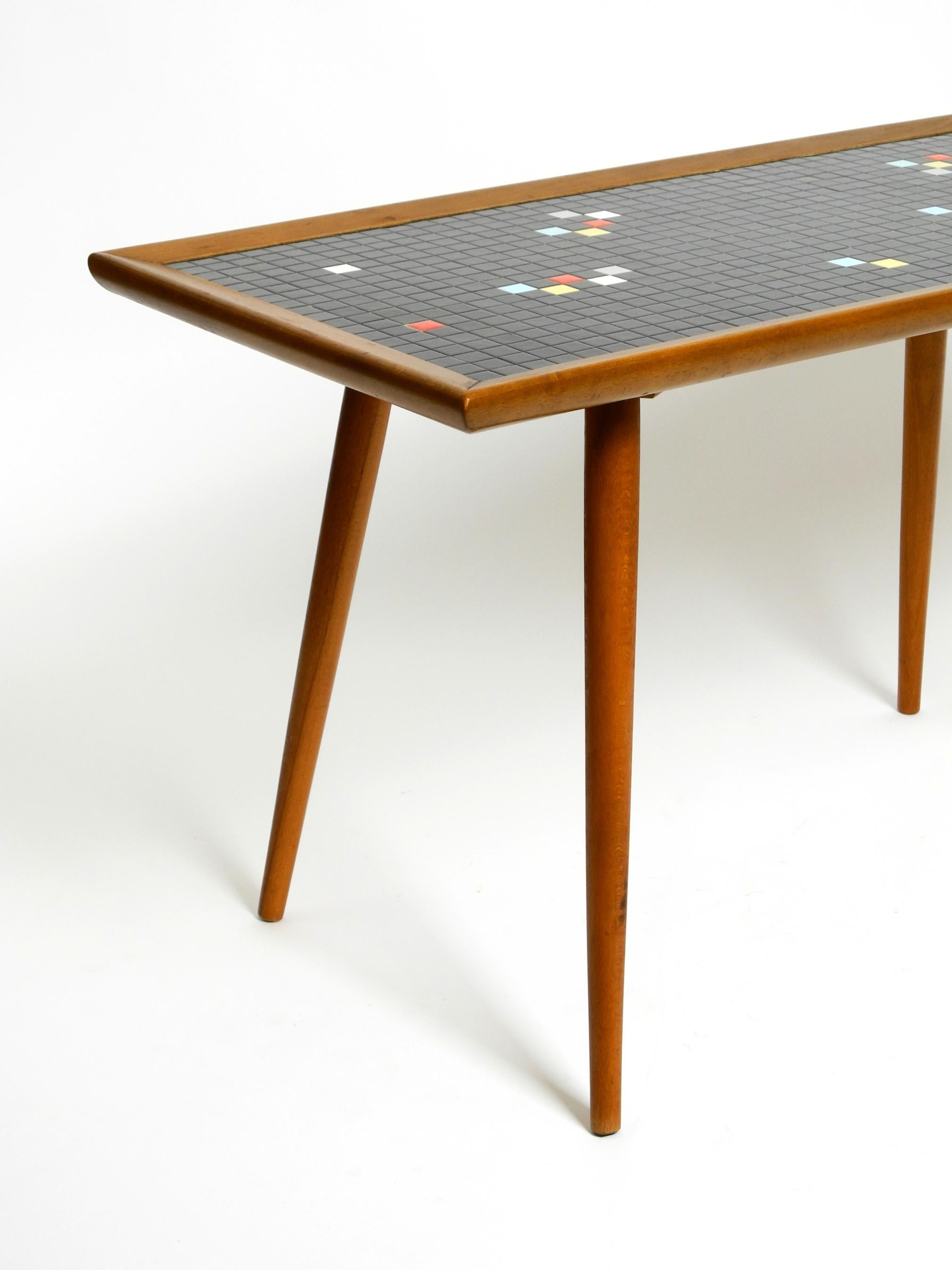 Magnifique table basse longue en bois de noyer du milieu du siècle avec une surface en mosaïque. en vente 7
