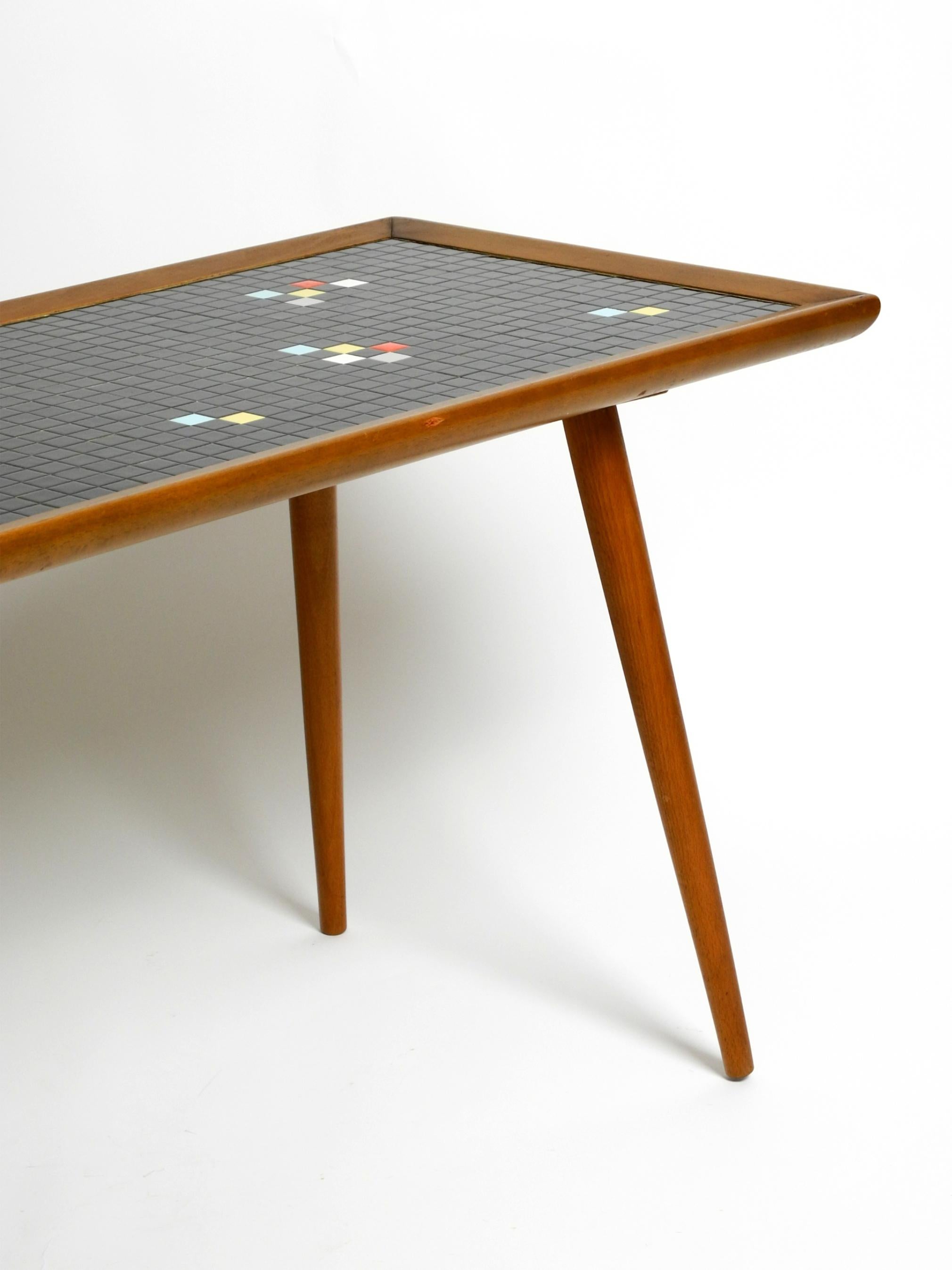 Magnifique table basse longue en bois de noyer du milieu du siècle avec une surface en mosaïque. en vente 8