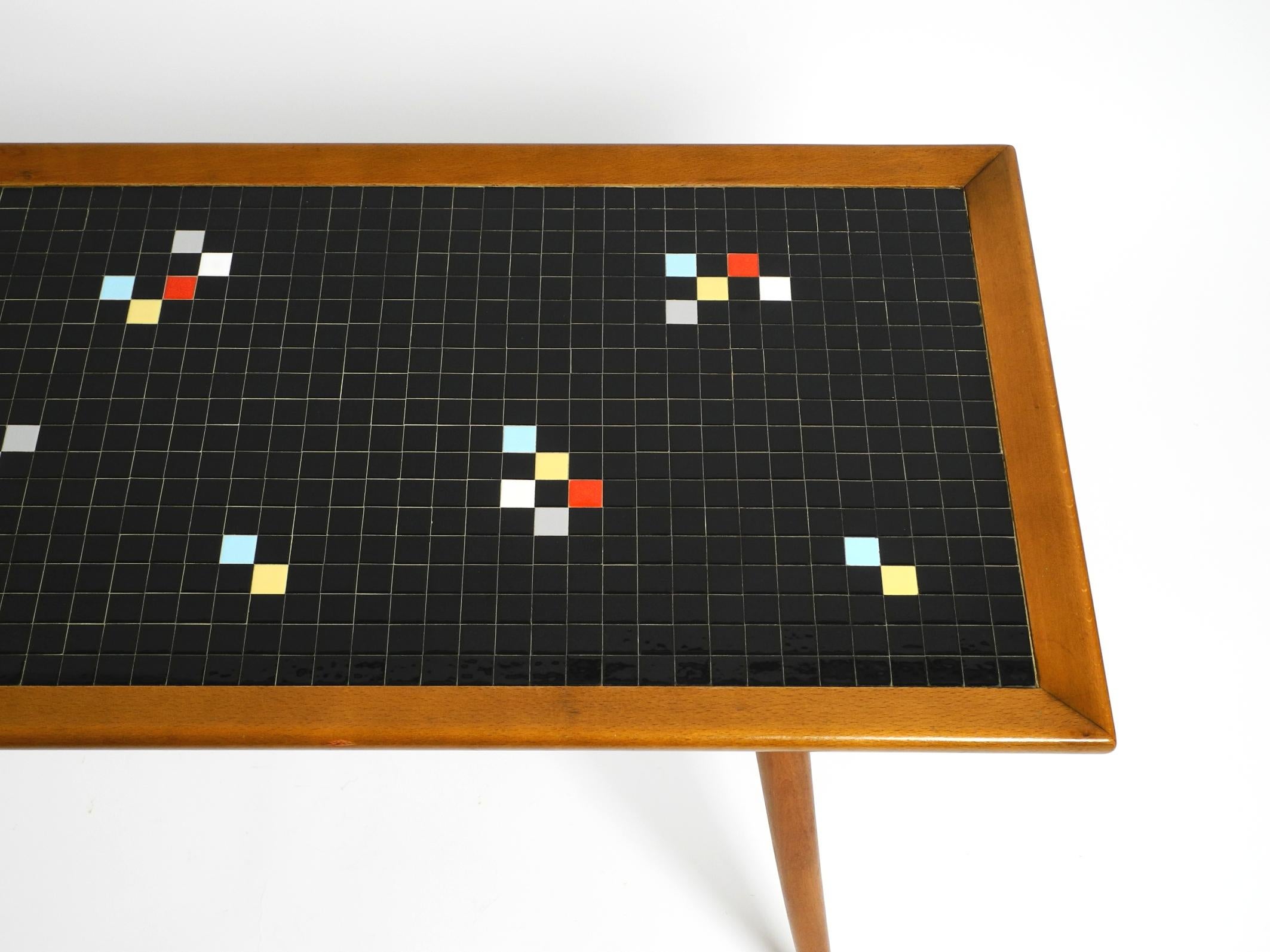 Magnifique table basse longue en bois de noyer du milieu du siècle avec une surface en mosaïque. en vente 11