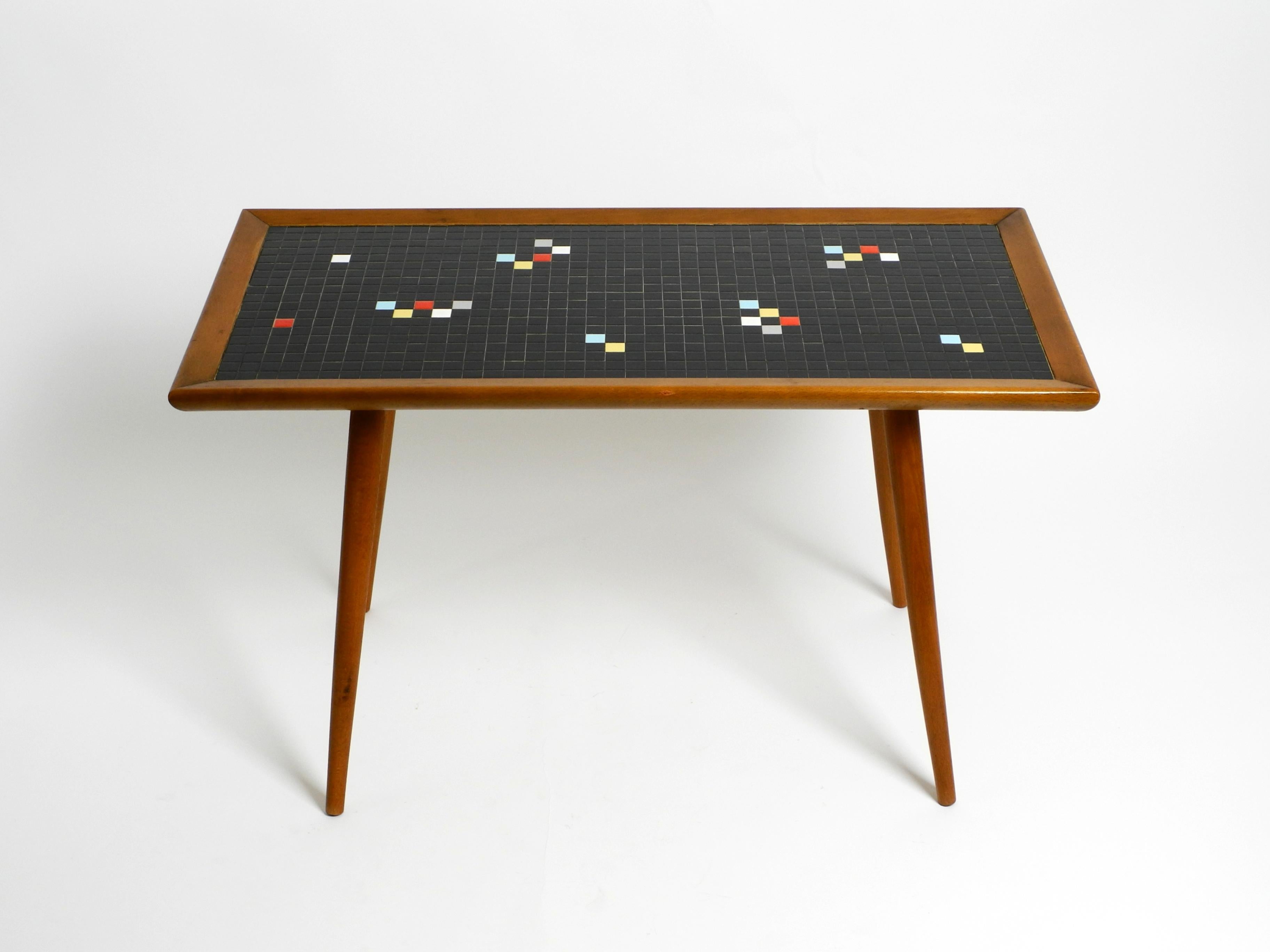 Magnifique table basse longue en bois de noyer du milieu du siècle avec une surface en mosaïque. en vente 12