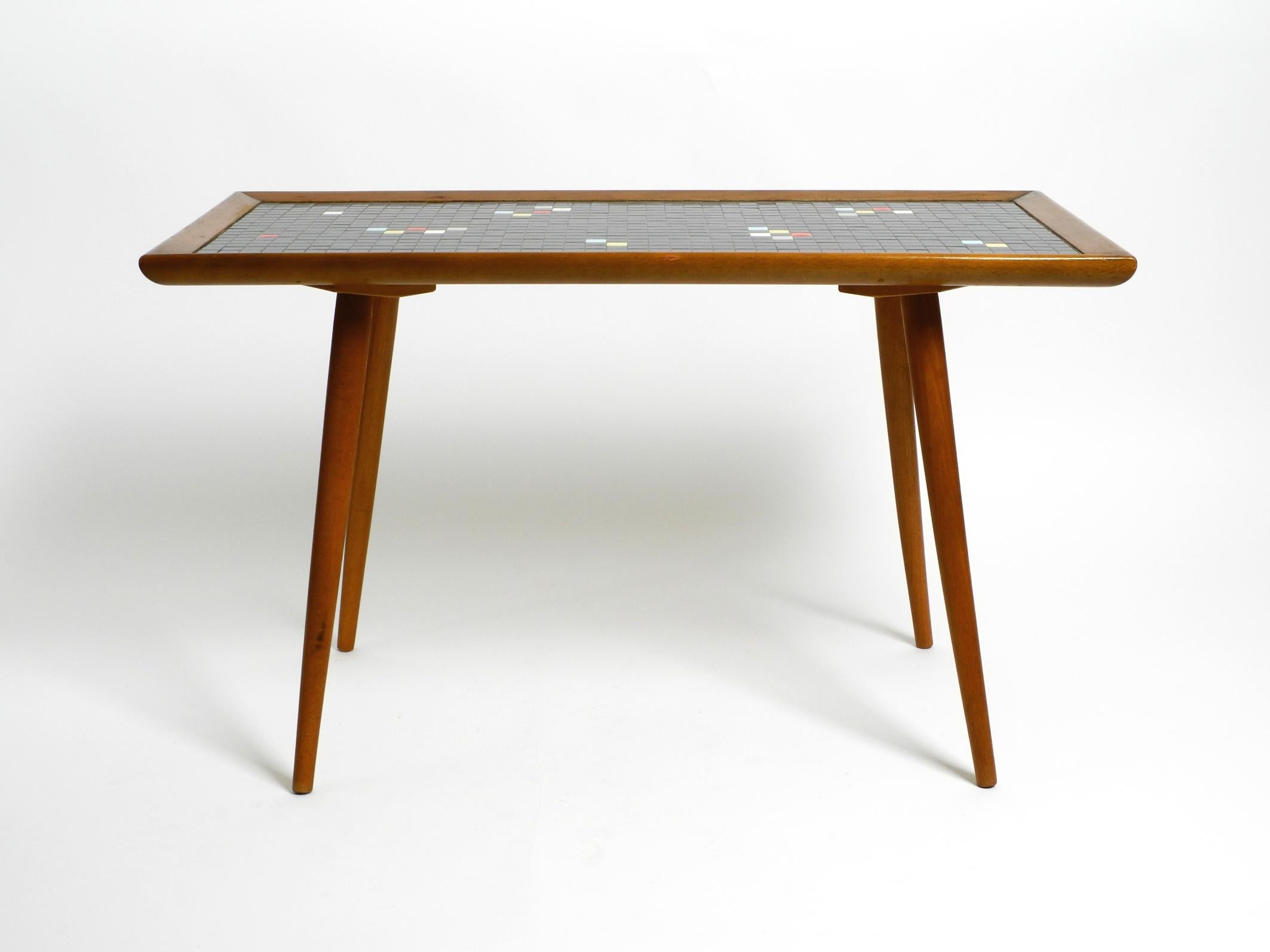 Magnifique table basse longue en bois de noyer du milieu du siècle avec une surface en mosaïque. en vente 13