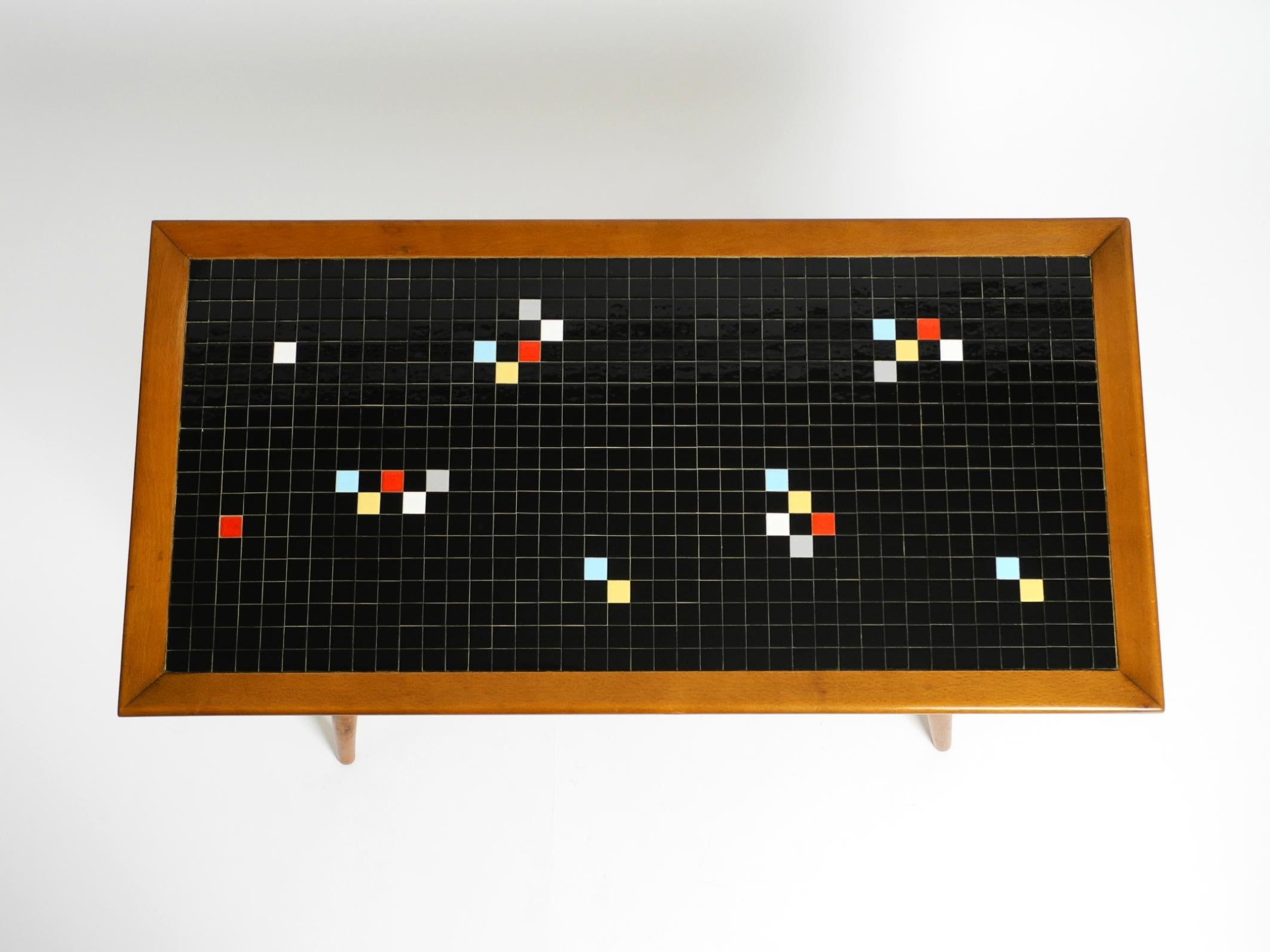 Mid-Century Modern Magnifique table basse longue en bois de noyer du milieu du siècle avec une surface en mosaïque. en vente