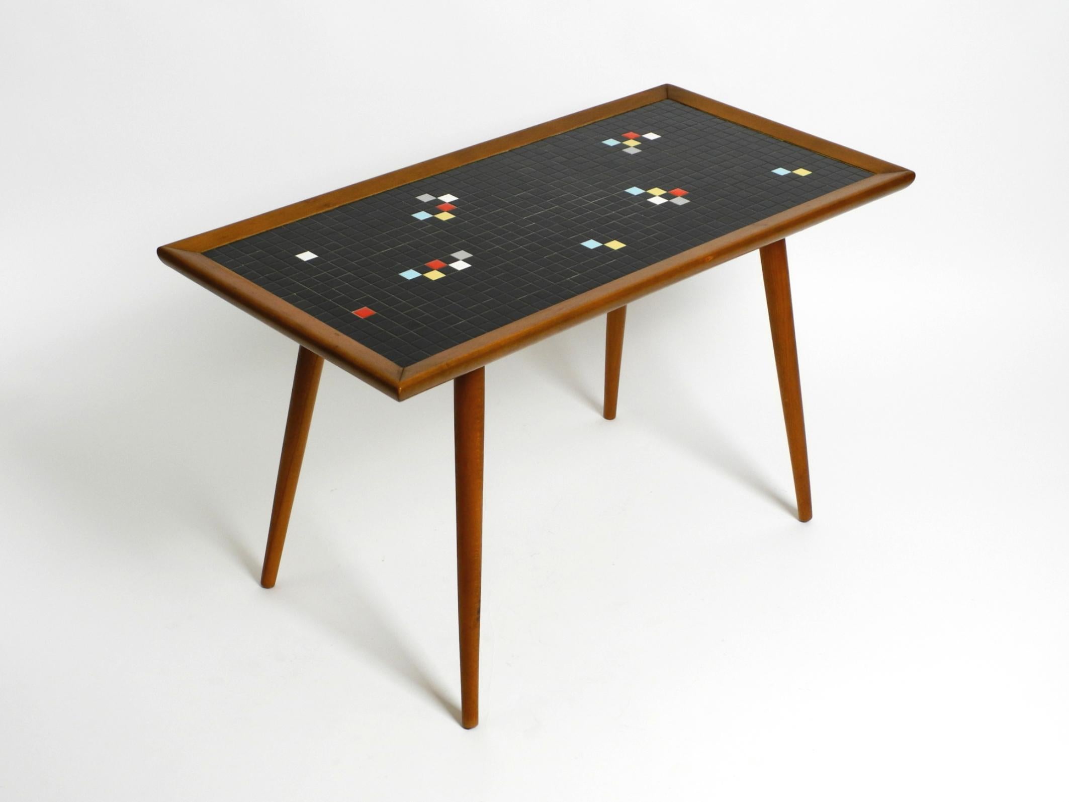 Allemand Magnifique table basse longue en bois de noyer du milieu du siècle avec une surface en mosaïque. en vente
