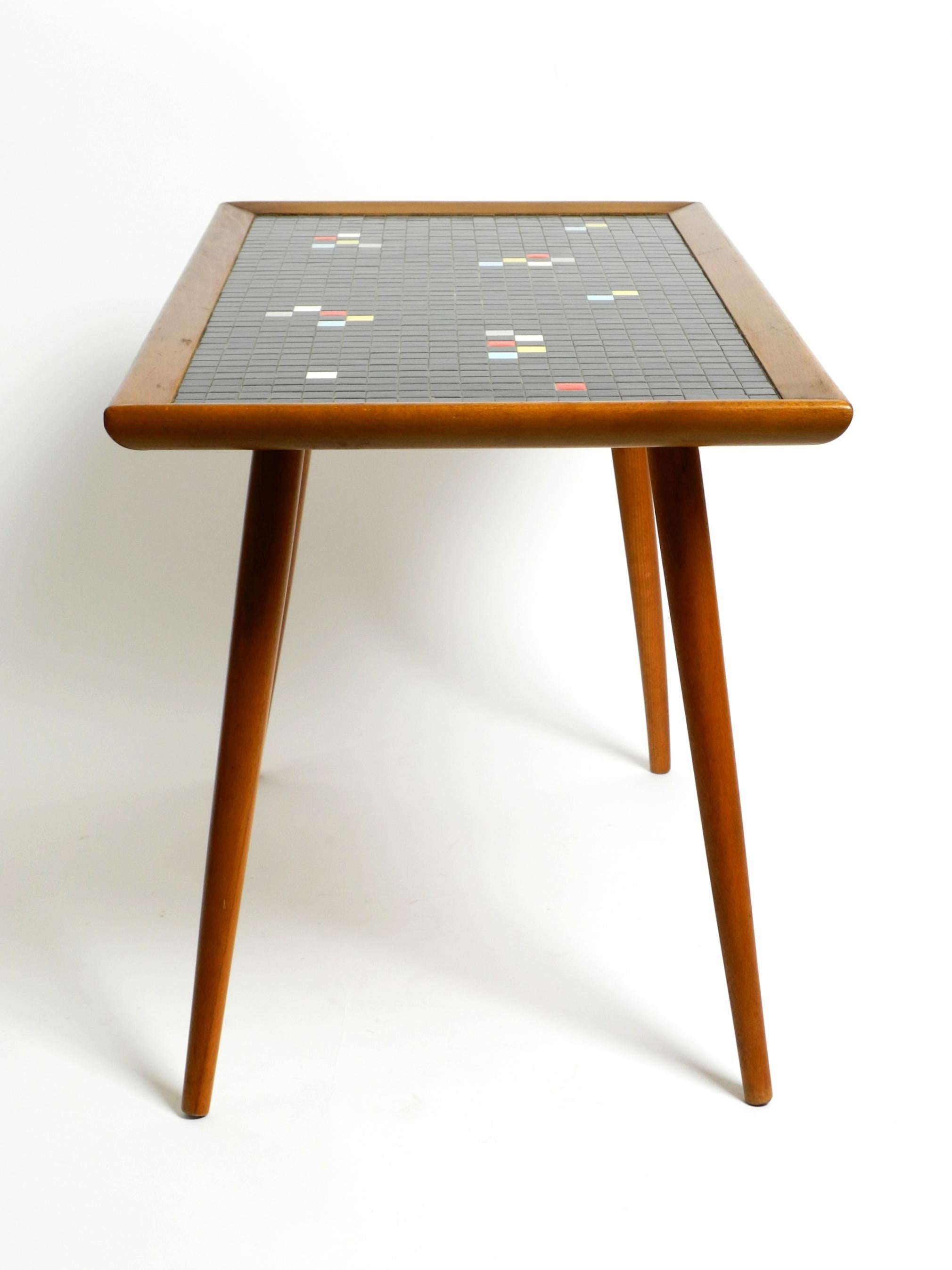 Magnifique table basse longue en bois de noyer du milieu du siècle avec une surface en mosaïque. Bon état - En vente à München, DE