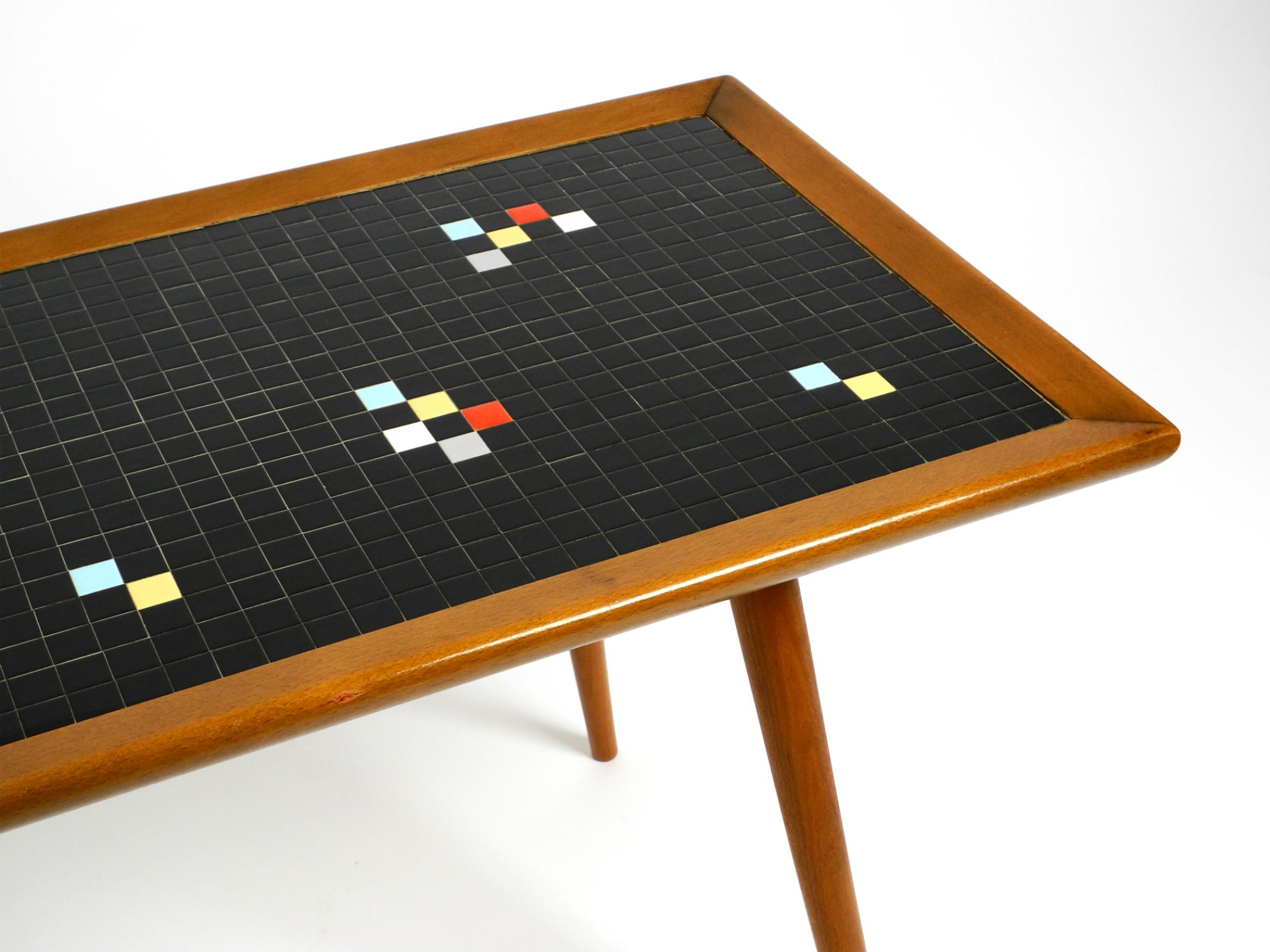 Milieu du XXe siècle Magnifique table basse longue en bois de noyer du milieu du siècle avec une surface en mosaïque. en vente