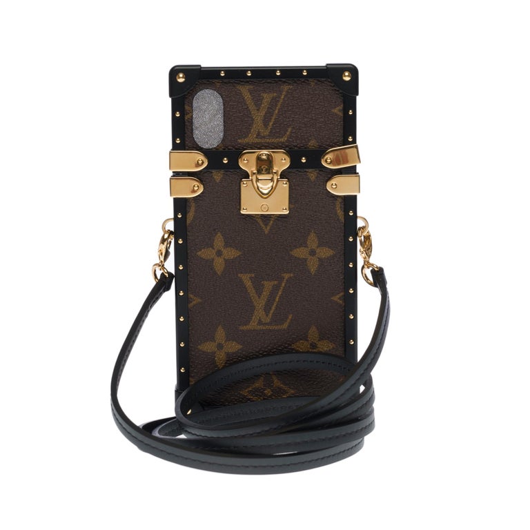 Beautiful Louis Vuitton EyeTrunk iPhone X case in monogram coated canvas
Black microfiber lining
Gold-plated metal hardware
Removable black smooth leather strap
Signature: 