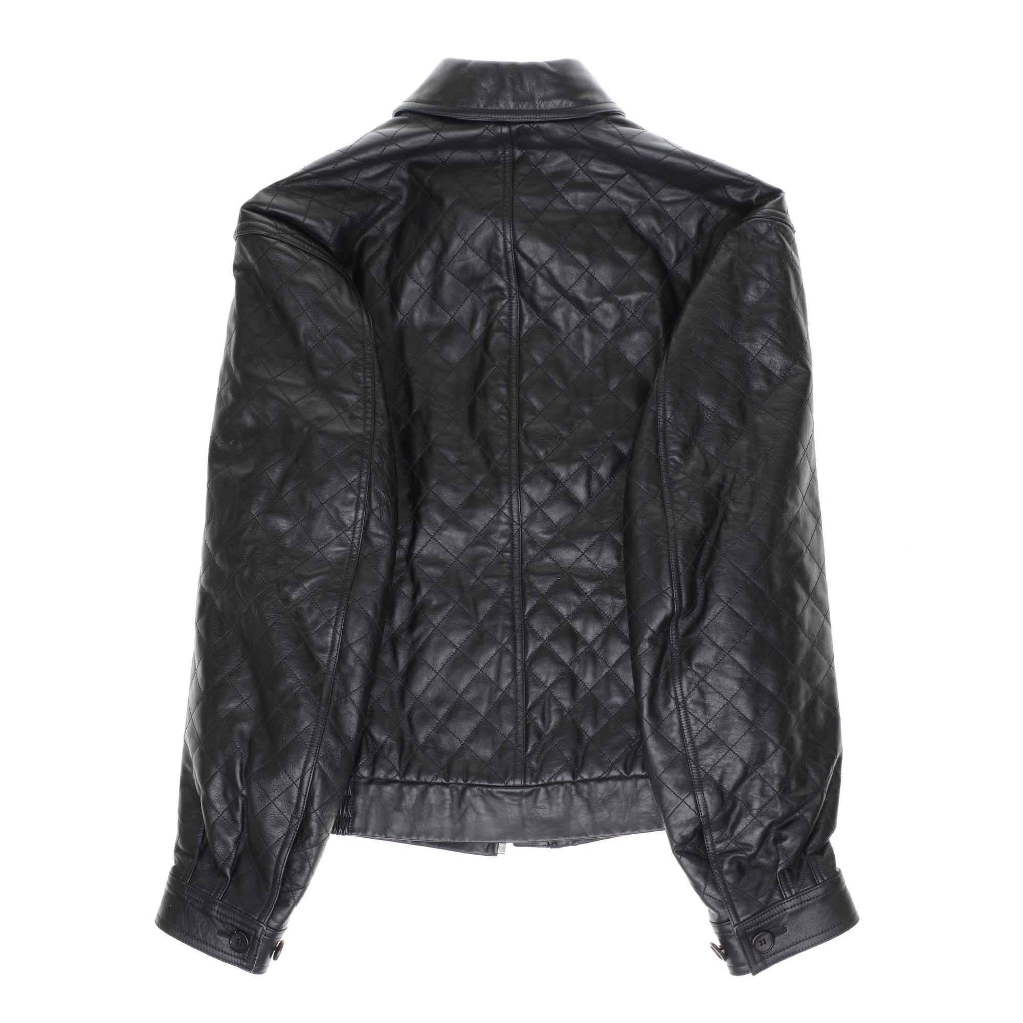 Stunning Louis Vuitton men’s jacket in black quilted calfskin leather, small collar with buttoned drawtab, zippered closure, 2 long sleeve pockets.

Signature: 