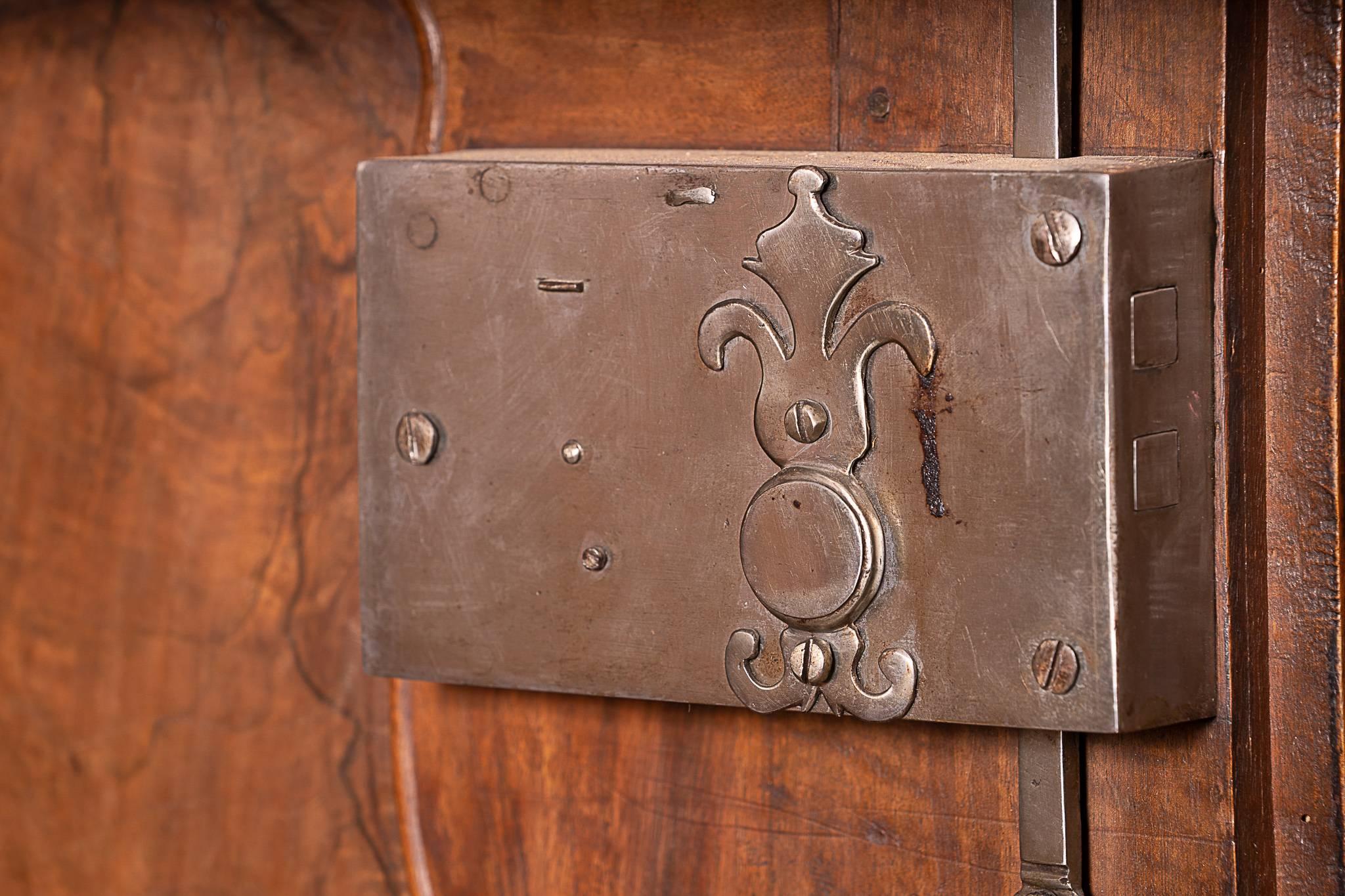 Belle armoire Louis XIV en noyer Bon état - En vente à New Orleans, LA