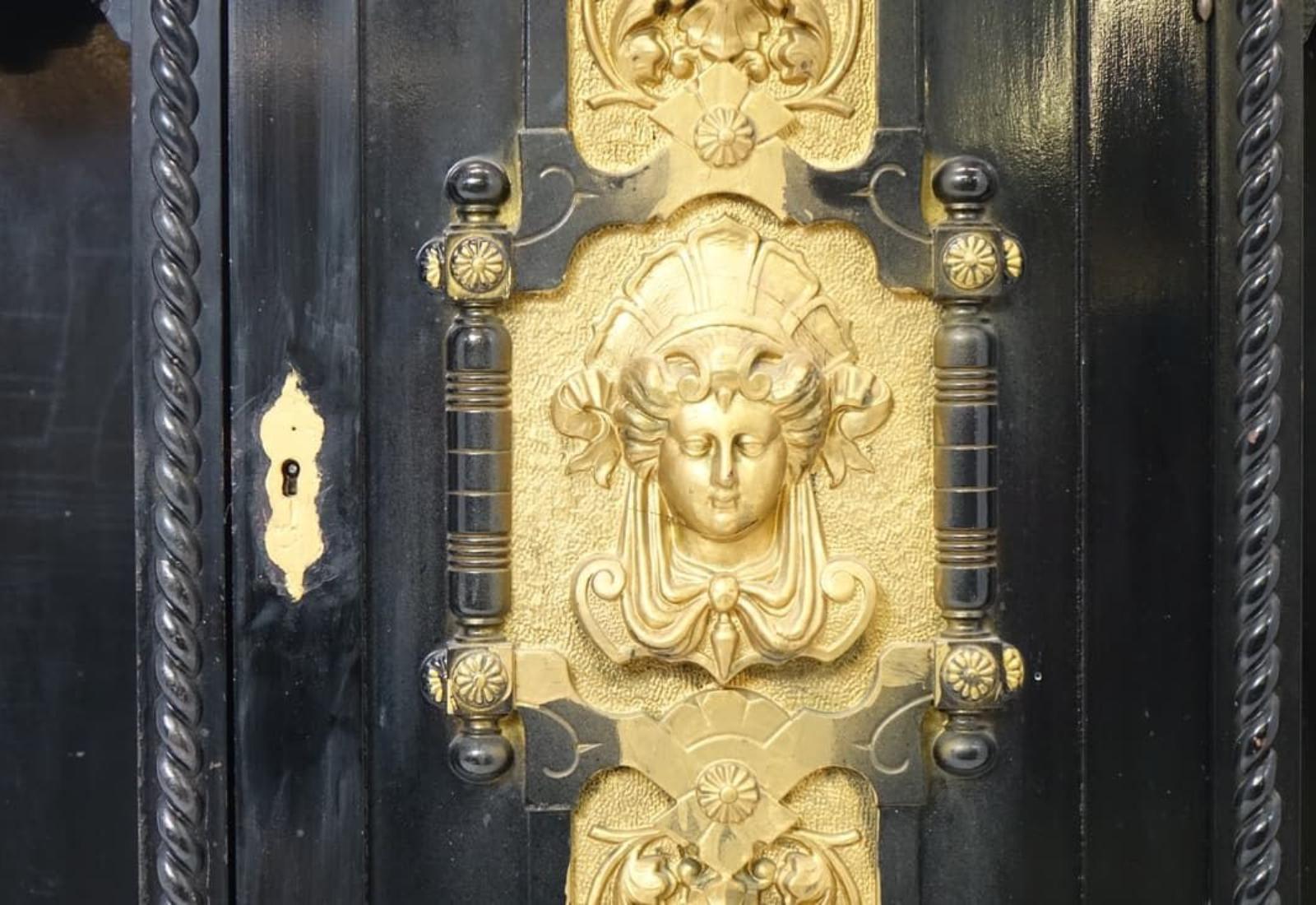 Schöner französischer Schrank im Louis-XVI-Stil in Schwarz und Gold im Zustand „Gut“ im Angebot in Newmanstown, PA
