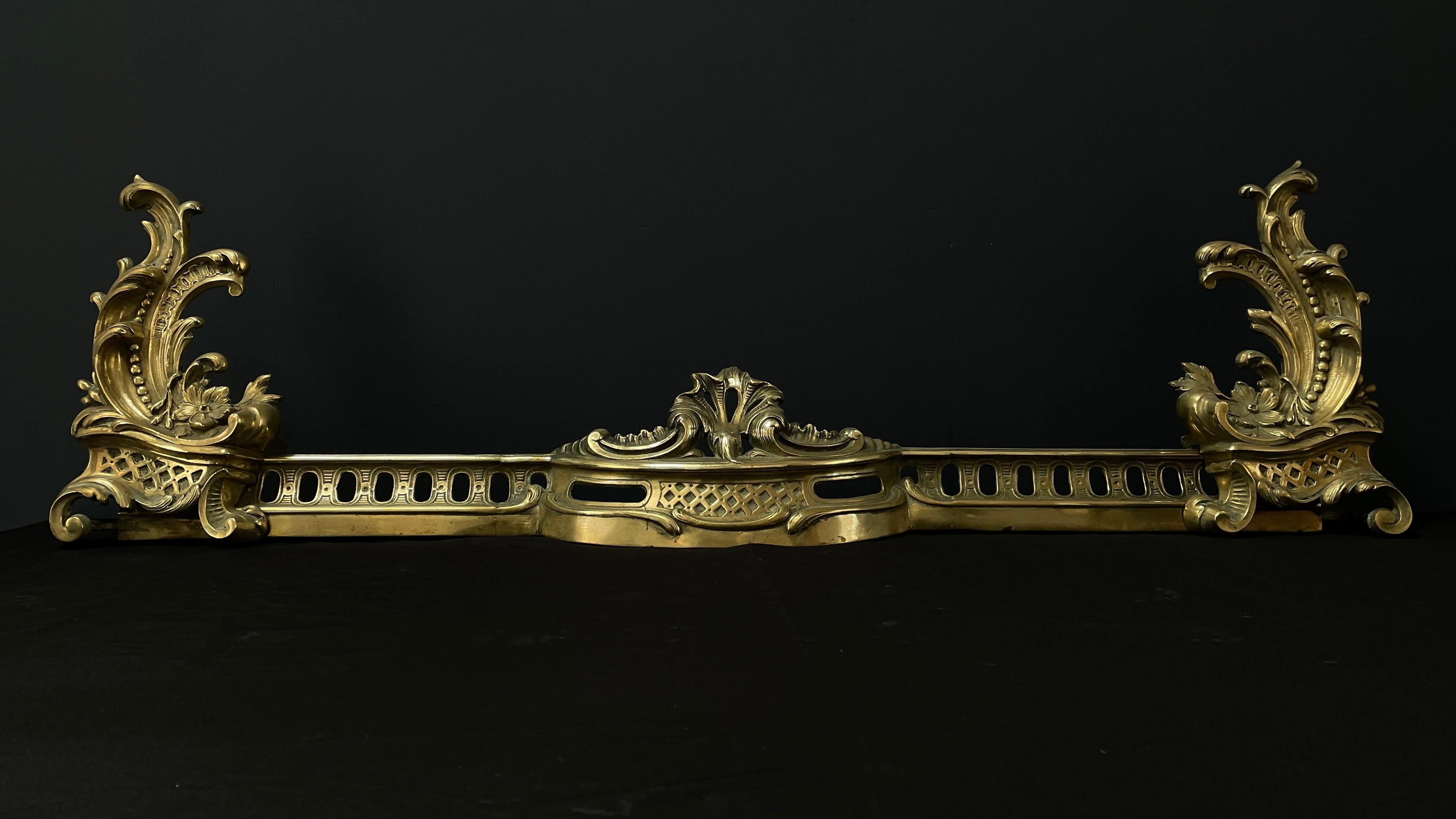 Beautiful bronze antique fireplace fender in the style of Louis XVI. This fender is very rich in detail and in good condition. The width of the fender is adjustable to suit your situation. This is peace is originally from France and in good