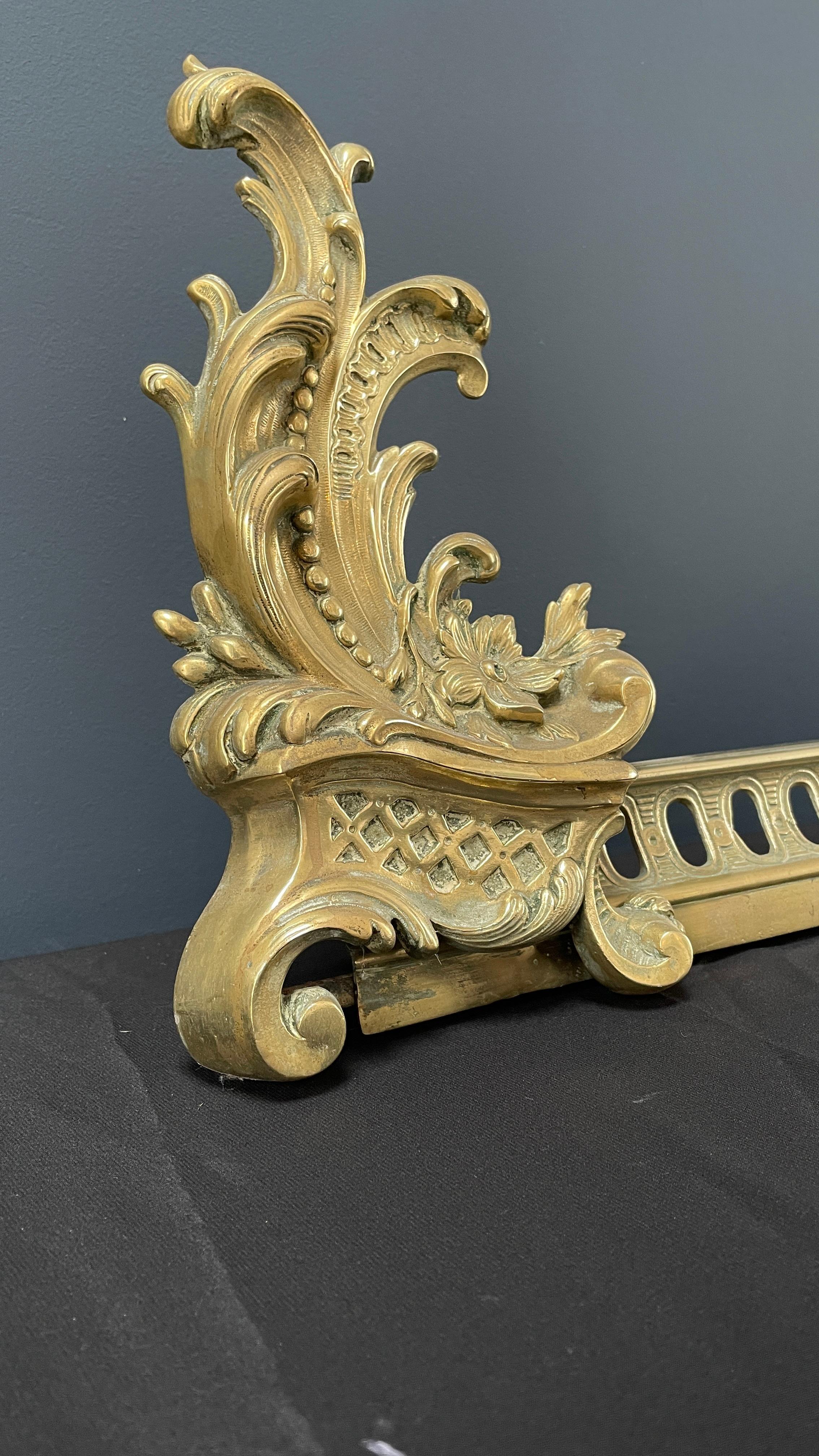 Beautiful Louis XVI Bronze Adjustable Fireplace Fender In Good Condition For Sale In Oostvoorne, NL