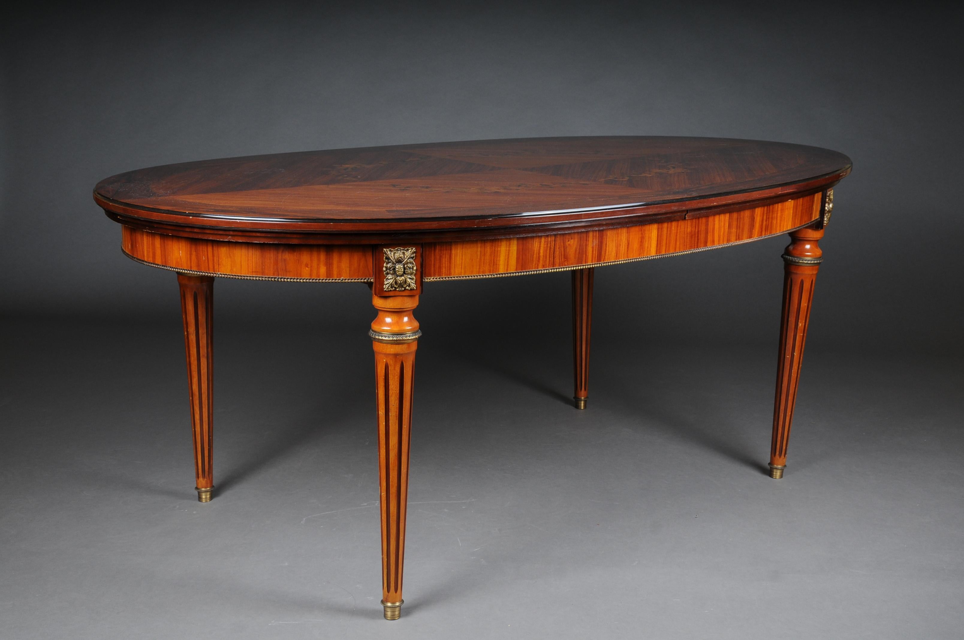 Beautiful Louis XVI dining room table / table 20th century extendable

Solid wood veneered and inlaid. Oval top plate with brass fittings. Pointed and fluted legs ending in brass sabots. Extendable table top.
Extended 273 cm.

The chairs are