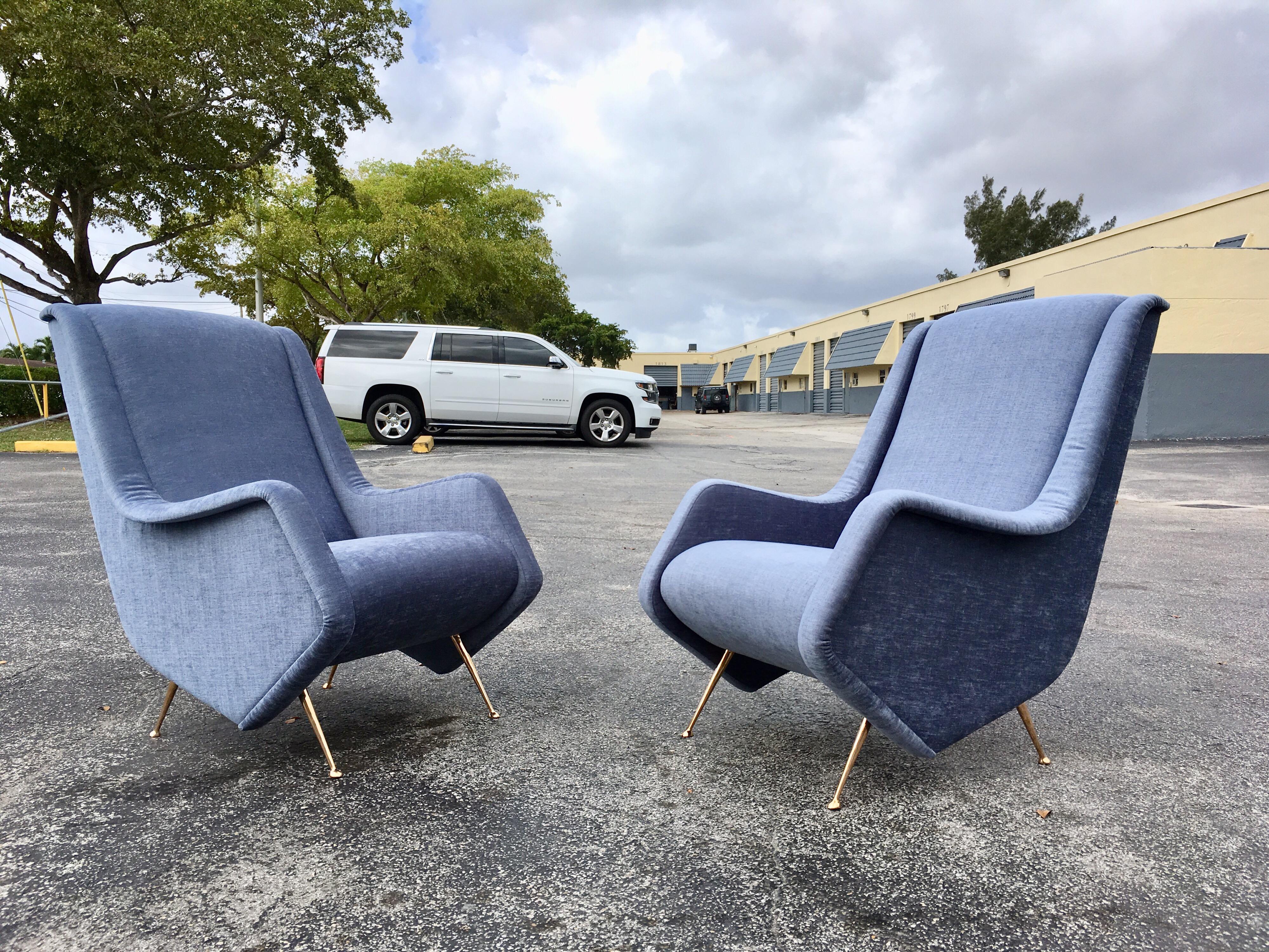 Beautiful lounge chairs in the style of Carlo de Carli or Gio Ponti.
The chairs have bronze legs and are covered in Knoll fabric.