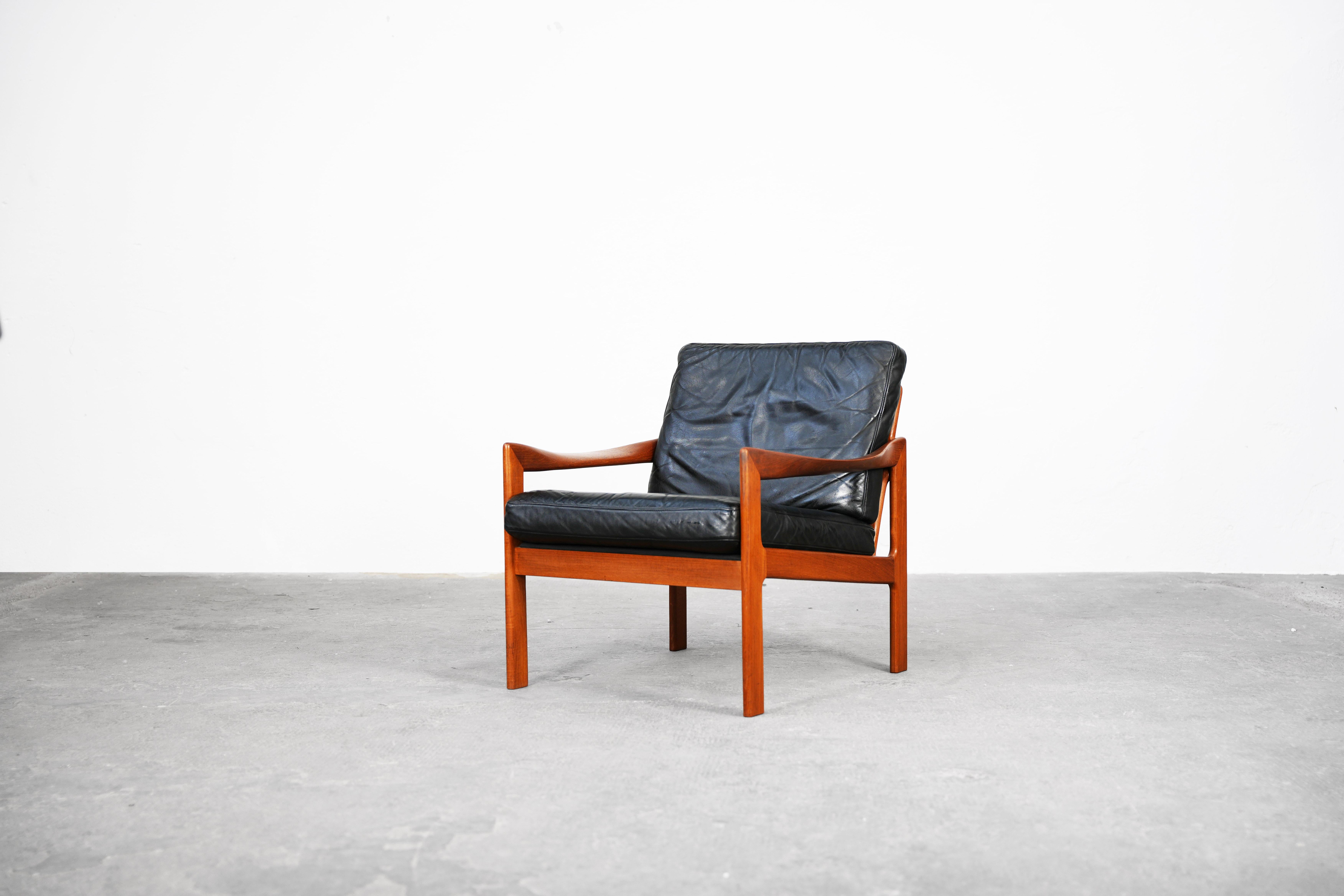Beautiful lounge chair designed by Illum Wikkelsø for Niels Eilersen from the 60s. The lounge chair comes with black leather cushions and teak wood. The Chair is in good condition.