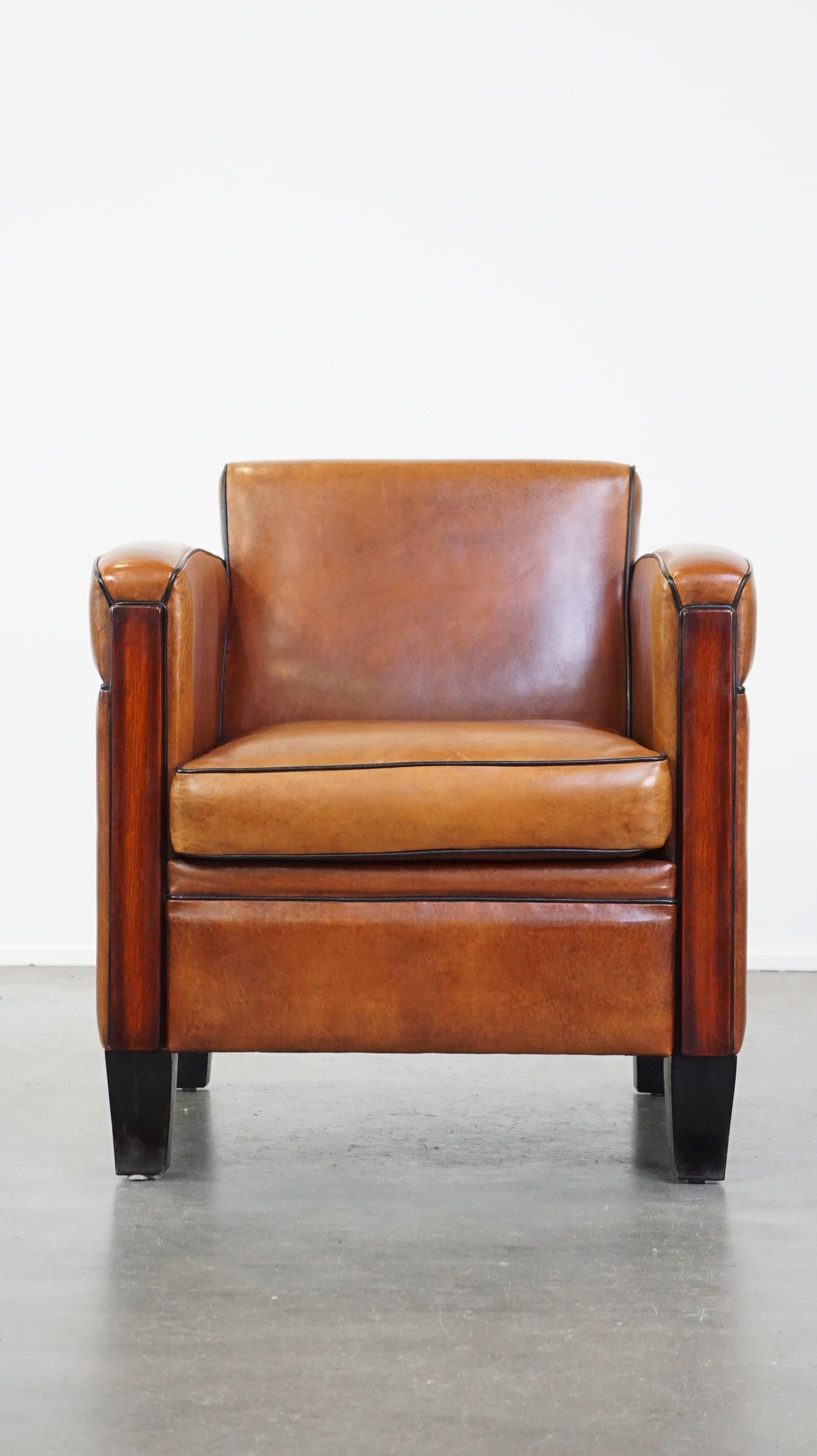 This incredibly beautiful sheepskin leather armchair, with its sleek finish and luxurious details, is truly a statement piece. In our opinion, it should not be missing in any interior. It is finished with black piping, has a loose seat cushion, and