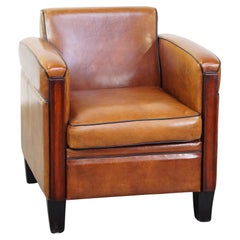 Precioso y lujoso sillón de piel de oveja de estilo Art Déco con detalles de madera