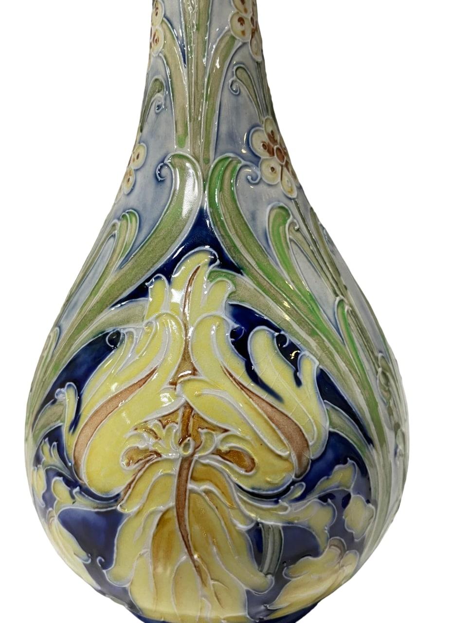 Vaso Macintyre Moorcroft Florian Ware, 1898-1900, decorato nel motivo Iris con fiori gialli su fondo blu, marchio di fabbrica stampato in marrone alla base con iniziali dipinte in verde e dipinto M1323, altezza 8,8 pollici