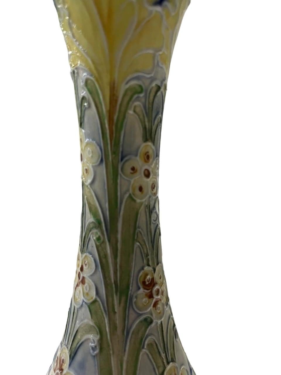 BELLISSIMO vaso Macintyre Moorcroft Florian Ware, 1898-1900 In condizioni buone in vendita a Richmond Hill, ON