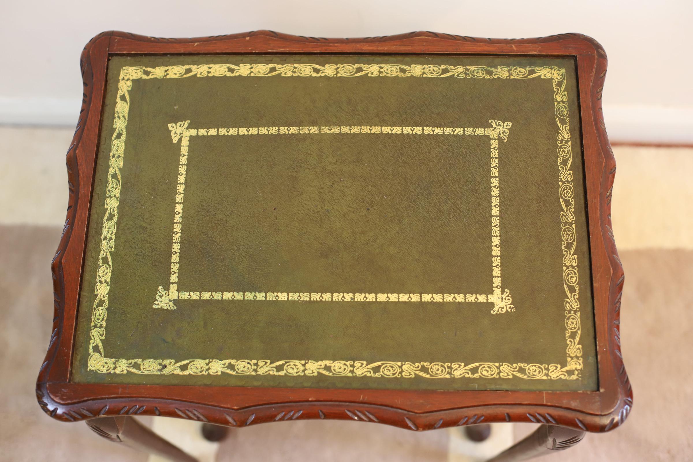 Schönes Set aus Tischen mit grüner Lederplatte im Angebot 4