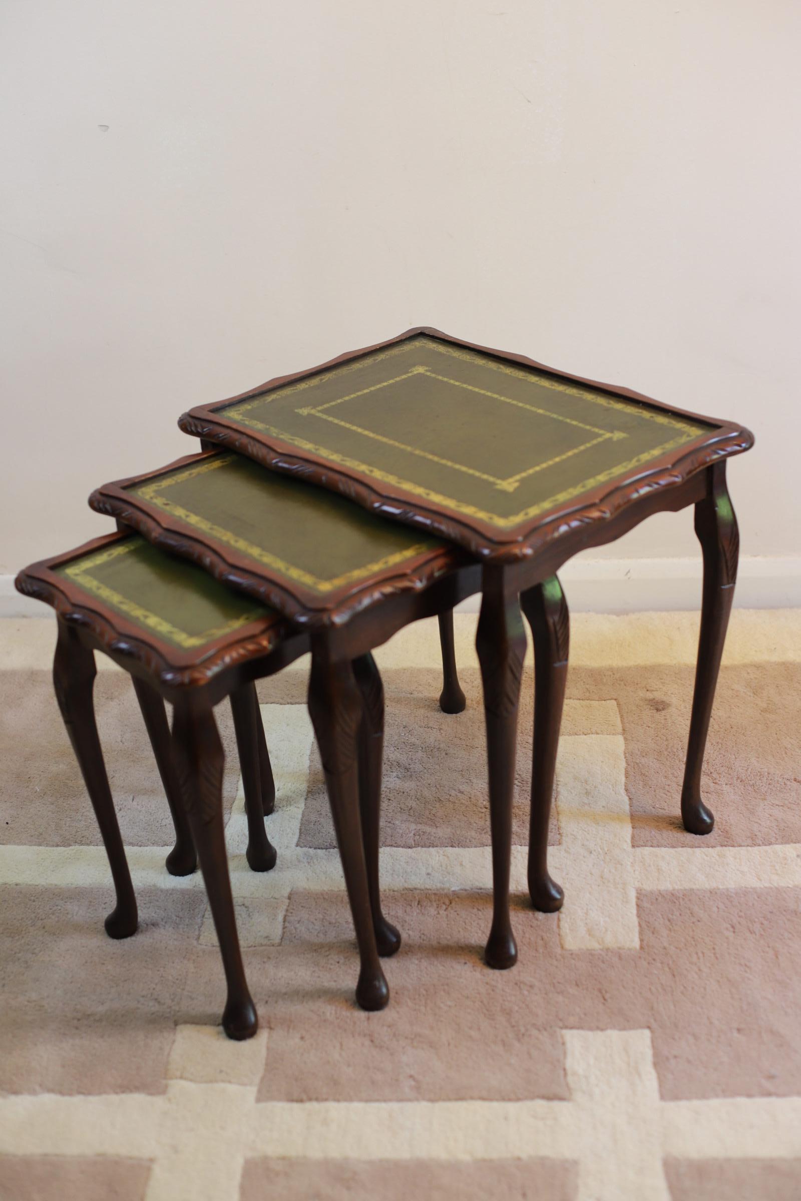 Schönes Set aus Tischen mit grüner Lederplatte (20. Jahrhundert) im Angebot