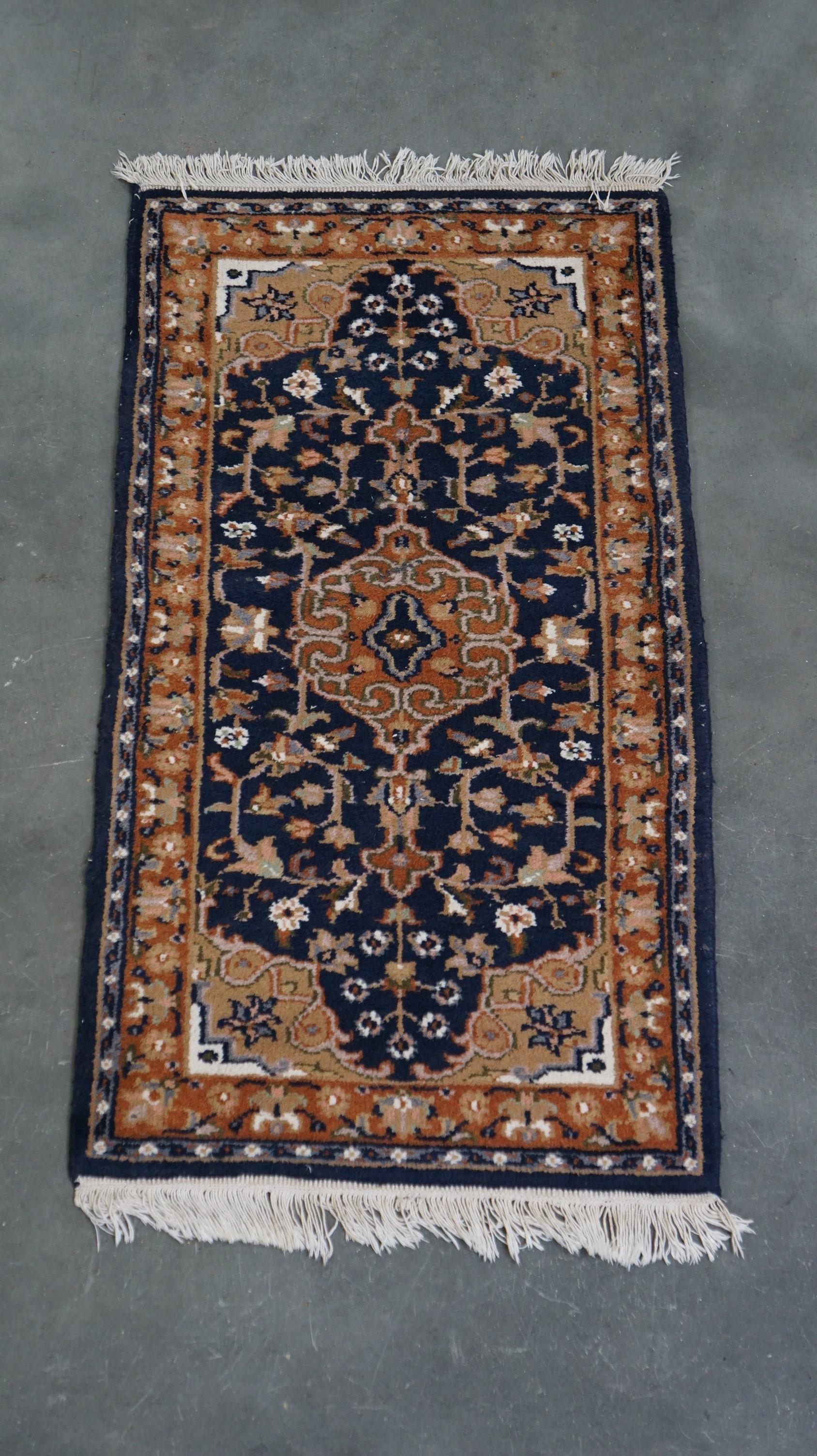 Tissé à la main Magnifique tapis d'orient teinté principalement de brun et de bleu 136x70cm en vente