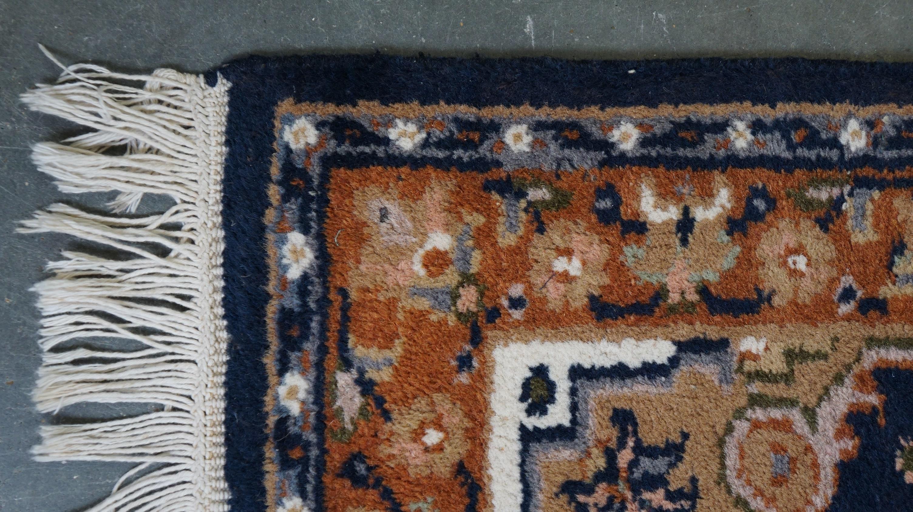 20ième siècle Magnifique tapis d'orient teinté principalement de brun et de bleu 136x70cm en vente